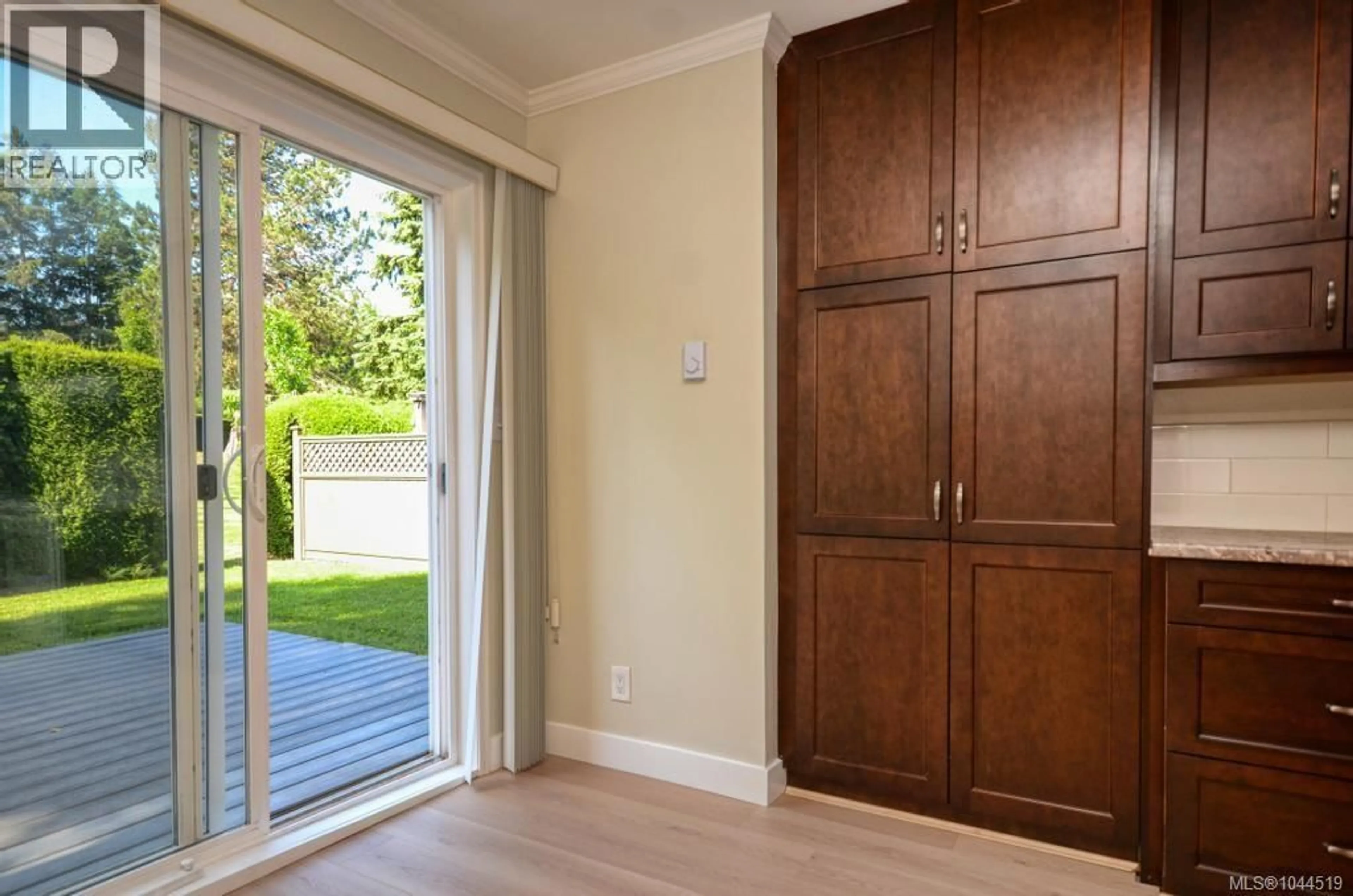 Indoor entryway for 6 - 4630 LOCHSIDE DRIVE, Saanich British Columbia V8Y2T1