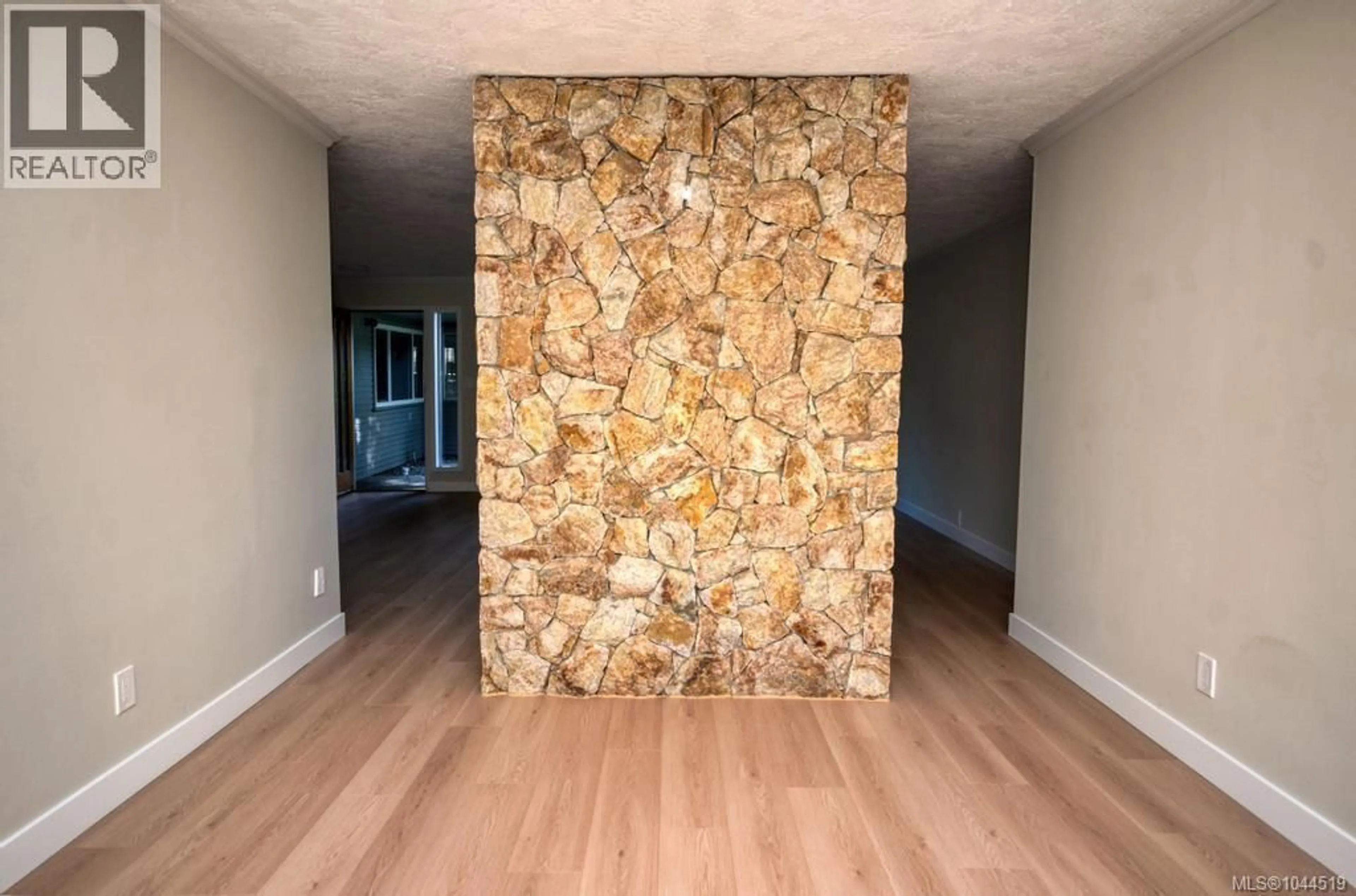 Indoor entryway for 6 - 4630 LOCHSIDE DRIVE, Saanich British Columbia V8Y2T1