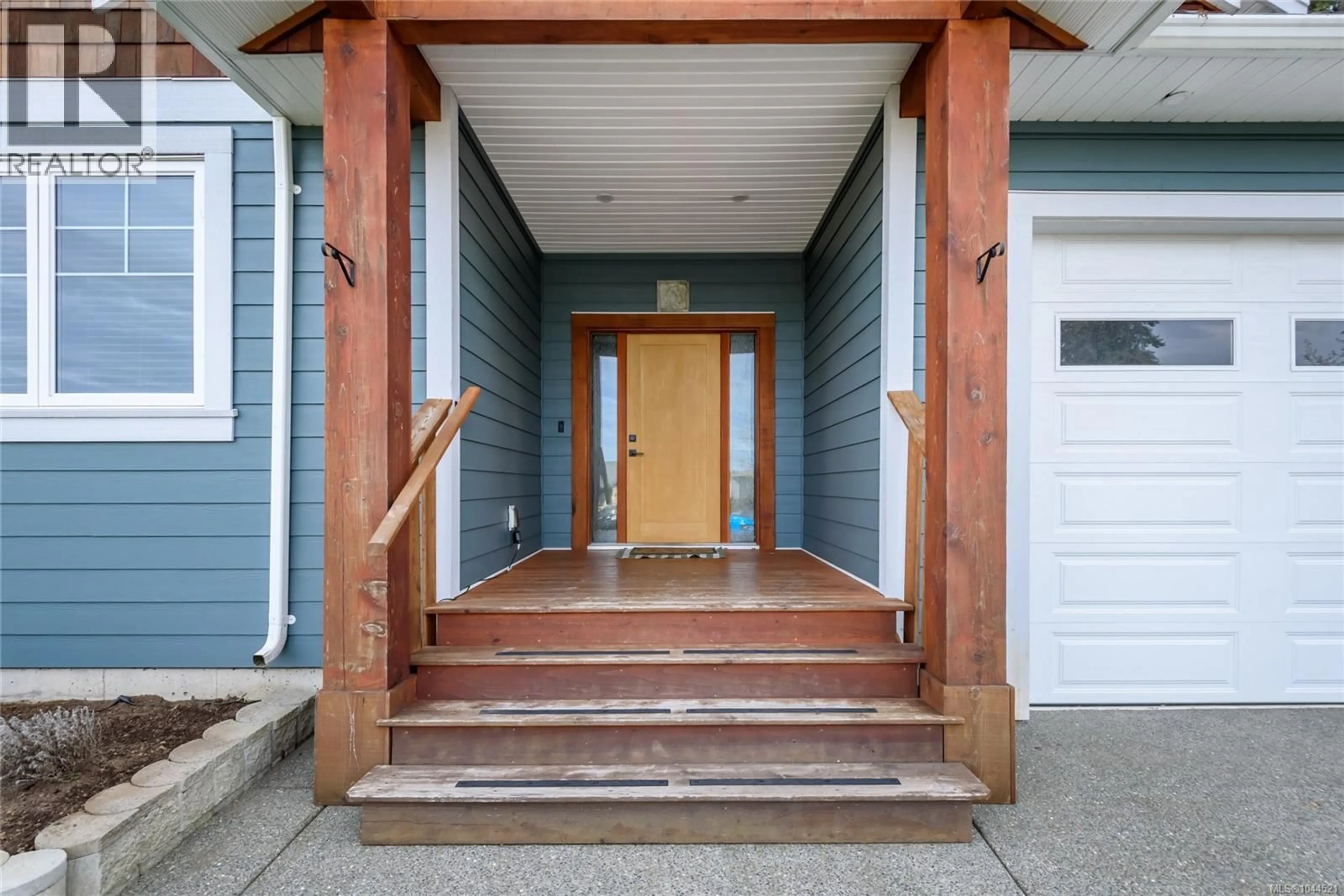 Indoor entryway for 2129 BLUE JAY PLACE, Courtenay British Columbia V9N3Z6