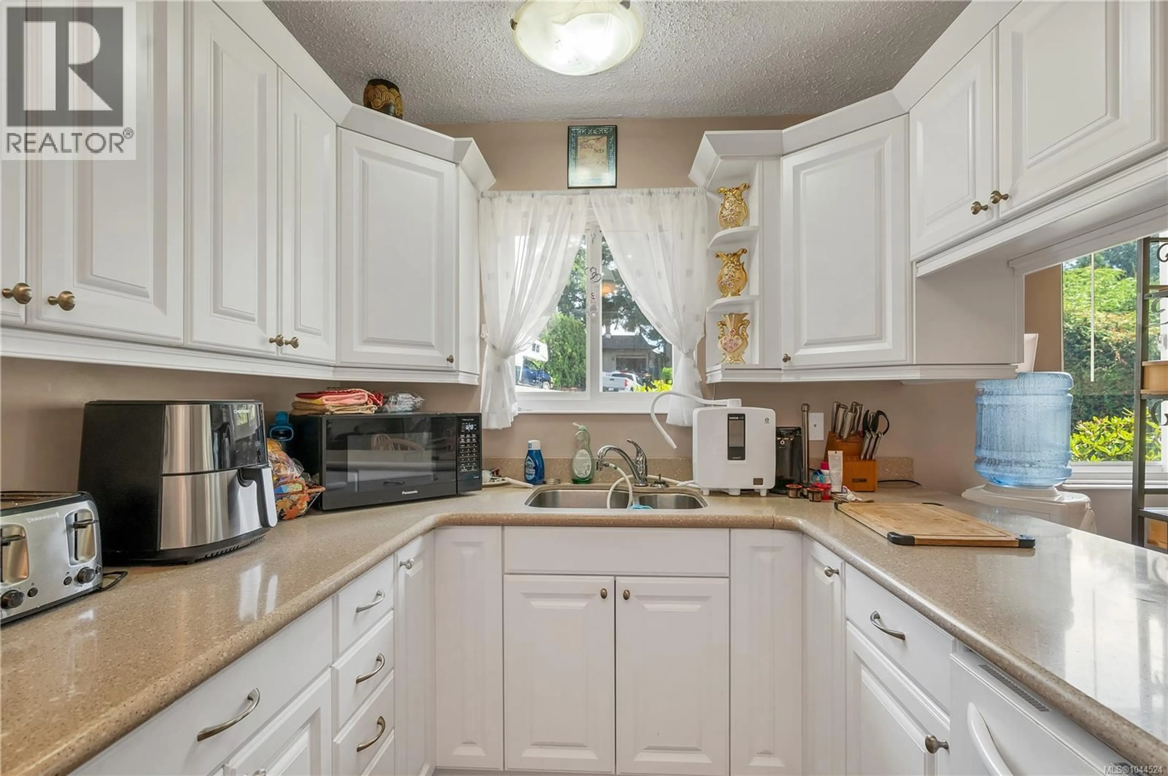 Standard kitchen, ceramic/tile floor for 515 OAK PLACE, Campbell River British Columbia V9W5S2