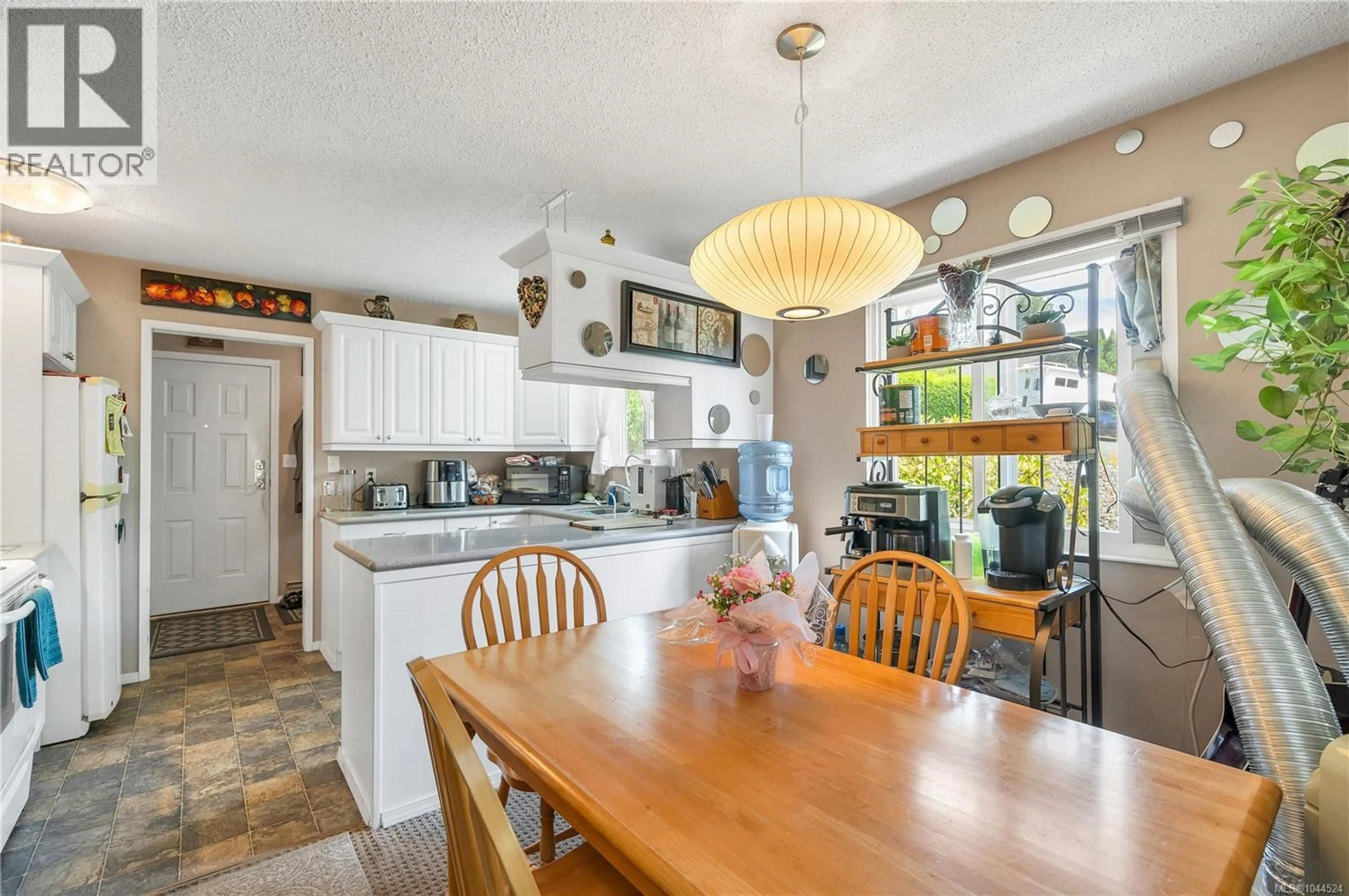 Open concept kitchen, ceramic/tile floor for 515 OAK PLACE, Campbell River British Columbia V9W5S2