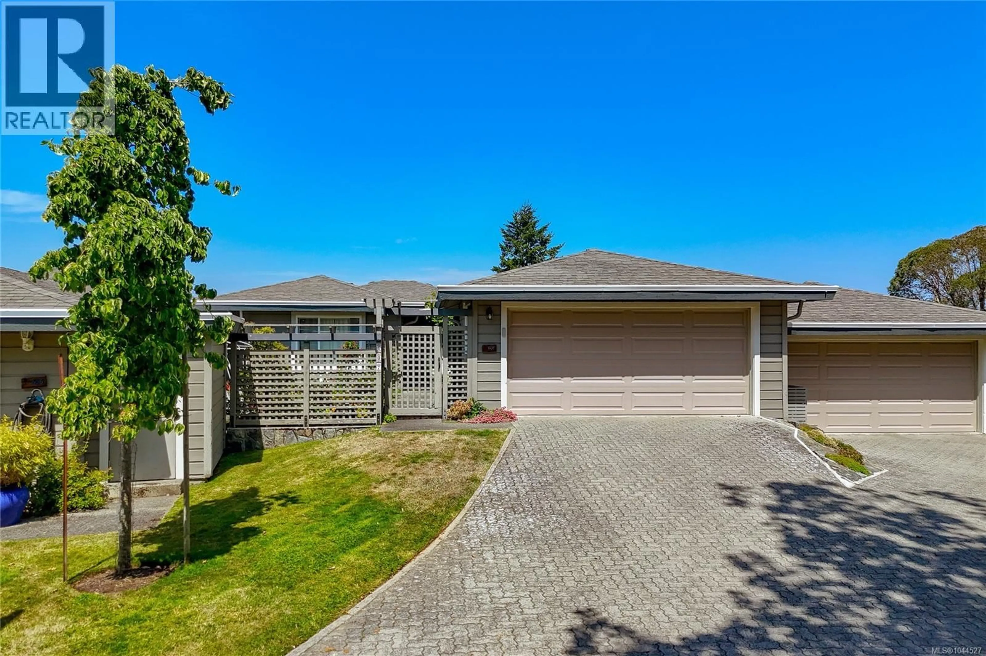 A pic from outside/outdoor area/front of a property/back of a property/a pic from drone, street for 607 - 2829 ARBUTUS ROAD, Saanich British Columbia V8N5X5