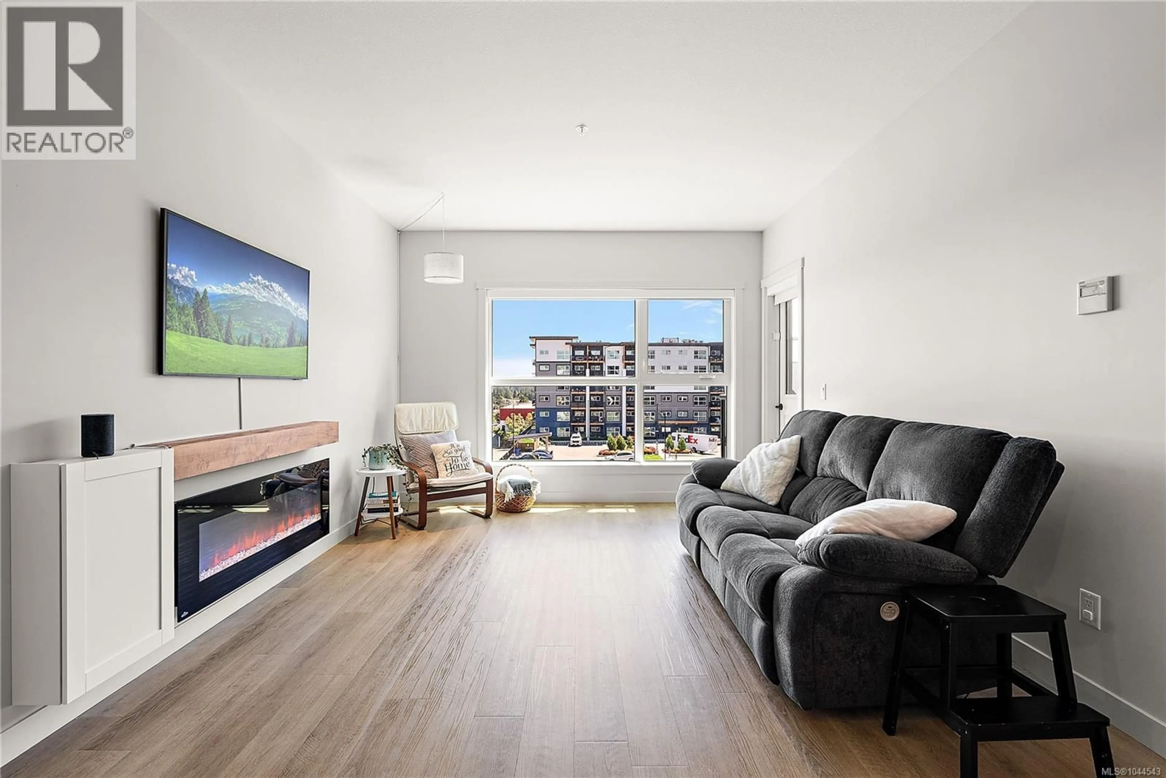Living room with furniture, unknown for 412 - 2461 GATEWAY ROAD, Langford British Columbia V9B6M6