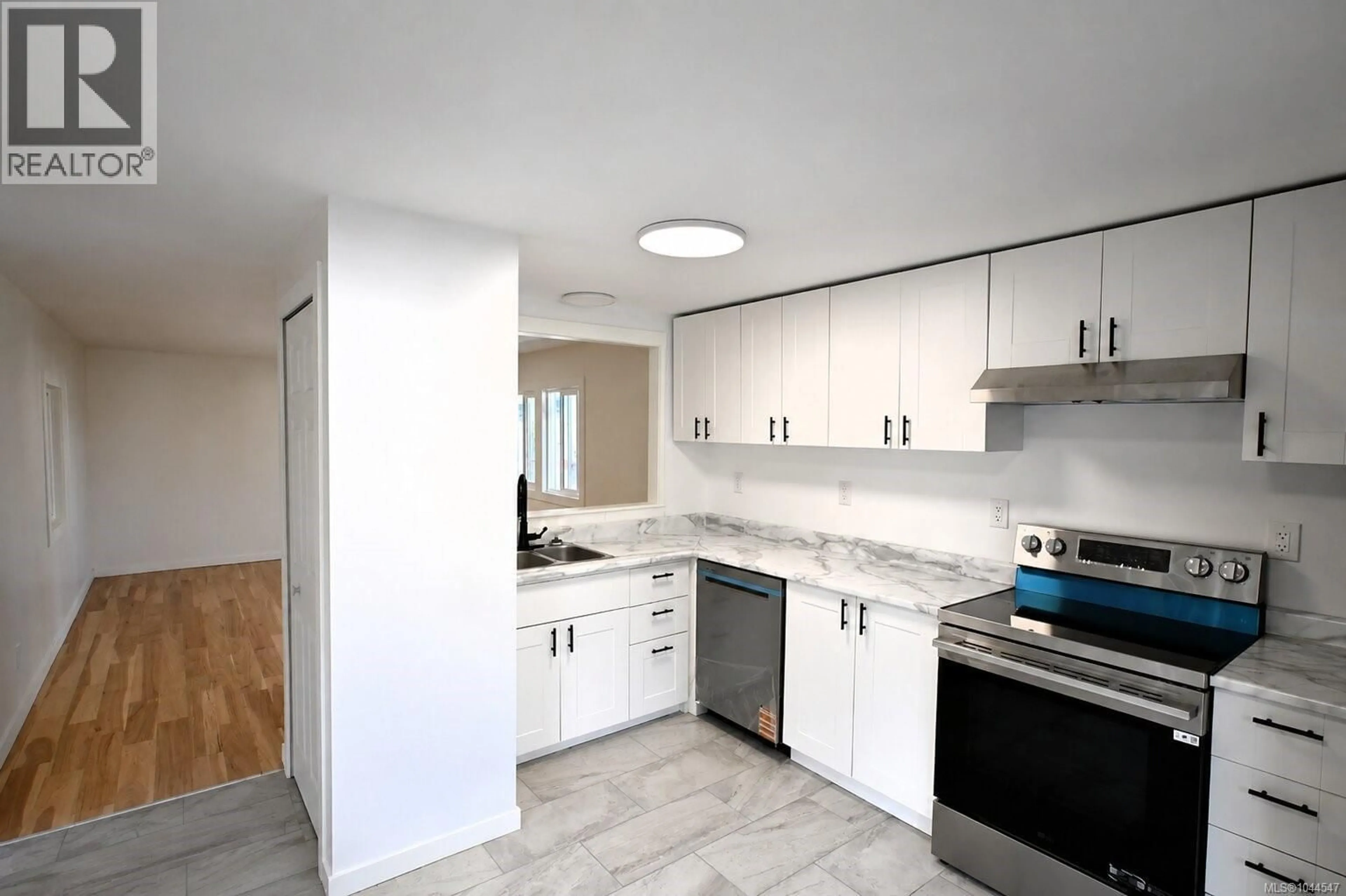 Standard kitchen, ceramic/tile floor for 55 - 1000 CHASE RIVER ROAD, Nanaimo British Columbia V9R6L9