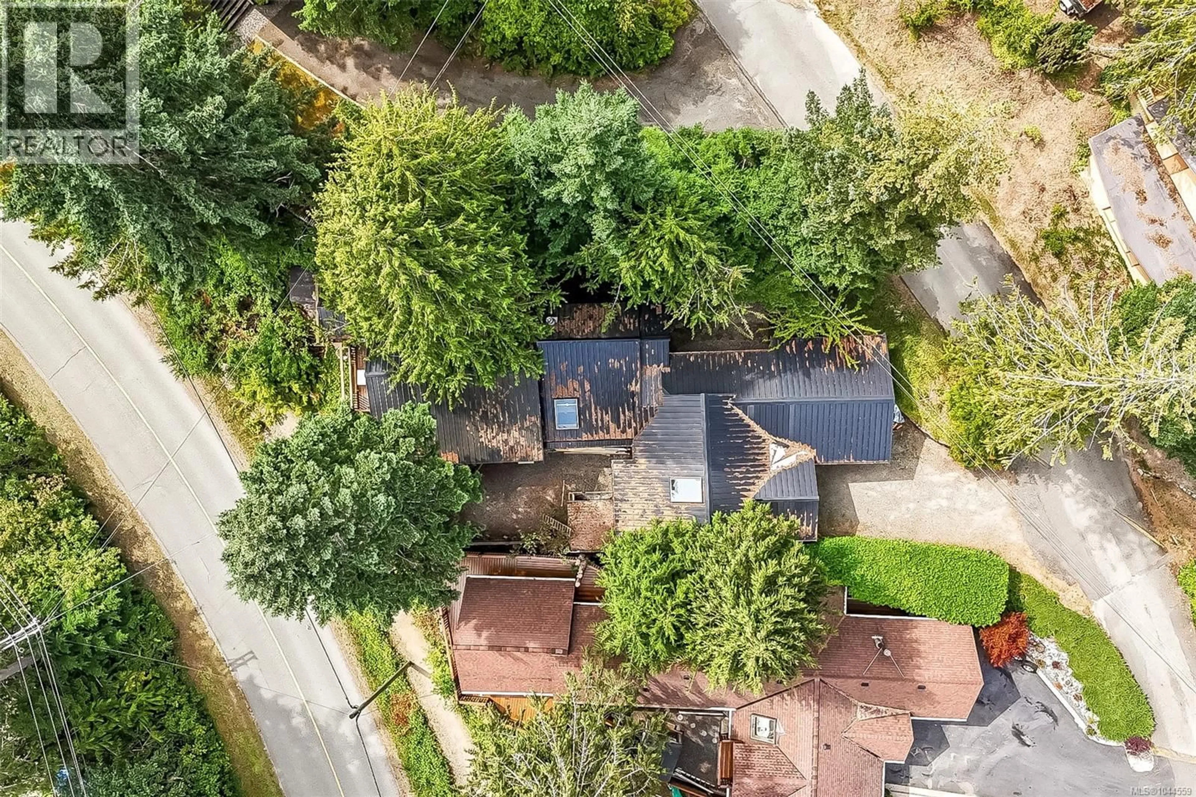 A pic from outside/outdoor area/front of a property/back of a property/a pic from drone, street for 36 - 10325 LAKESHORE ROAD, Port Alberni British Columbia V9Y8G9