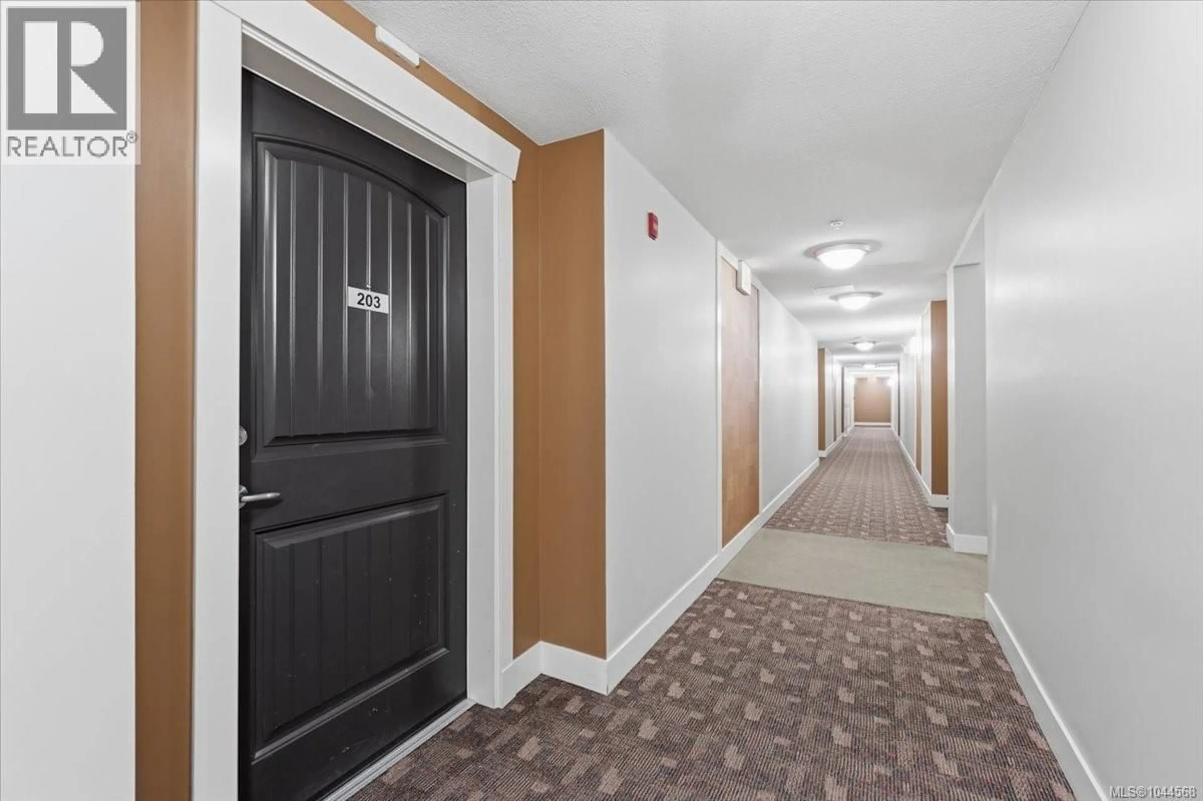 Indoor foyer for 203 - 1620 TOWNSITE ROAD, Nanaimo British Columbia V9S1N2