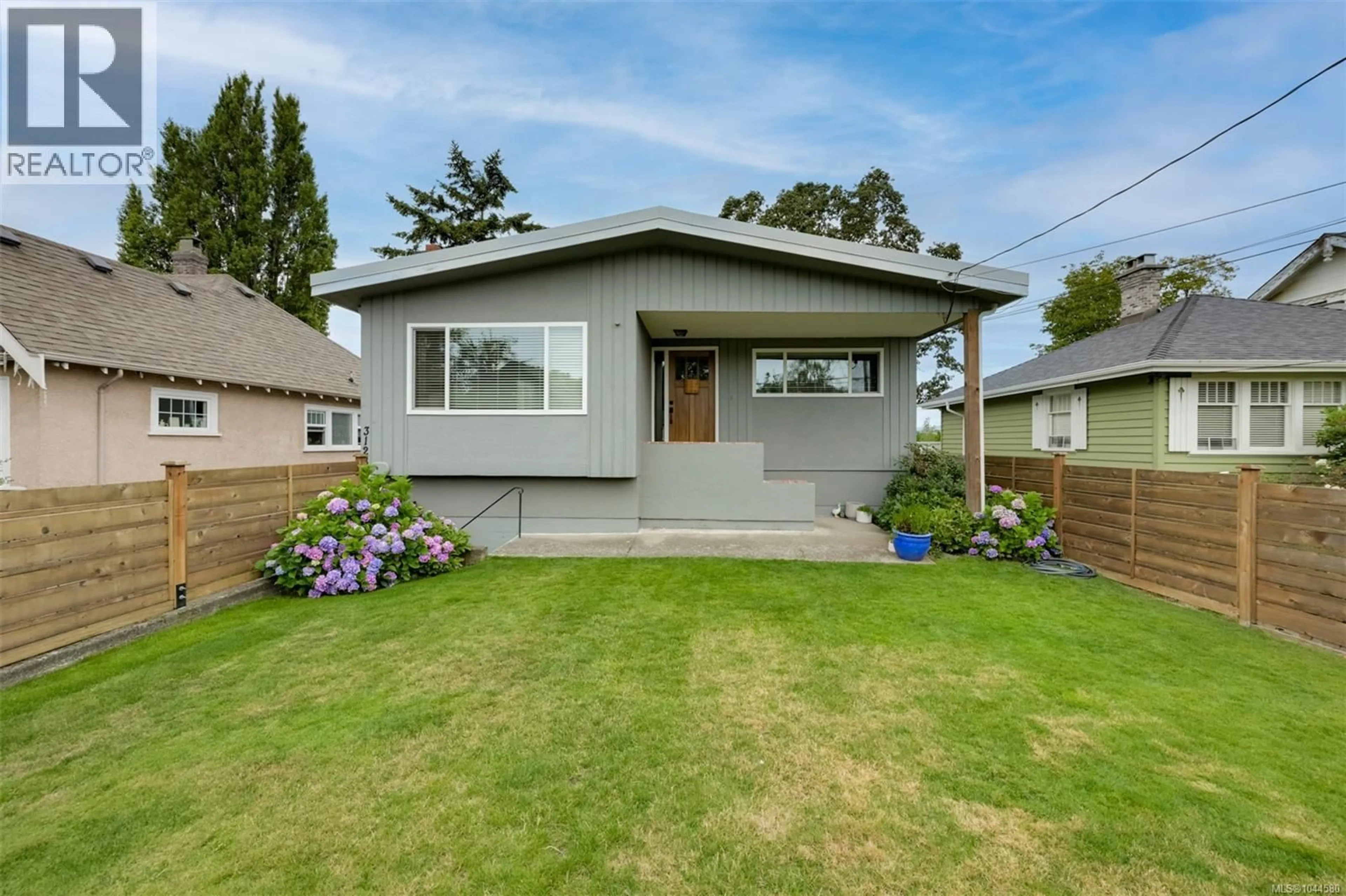 Home with vinyl exterior material, street for 3128 QUADRA STREET, Victoria British Columbia V8X1G1