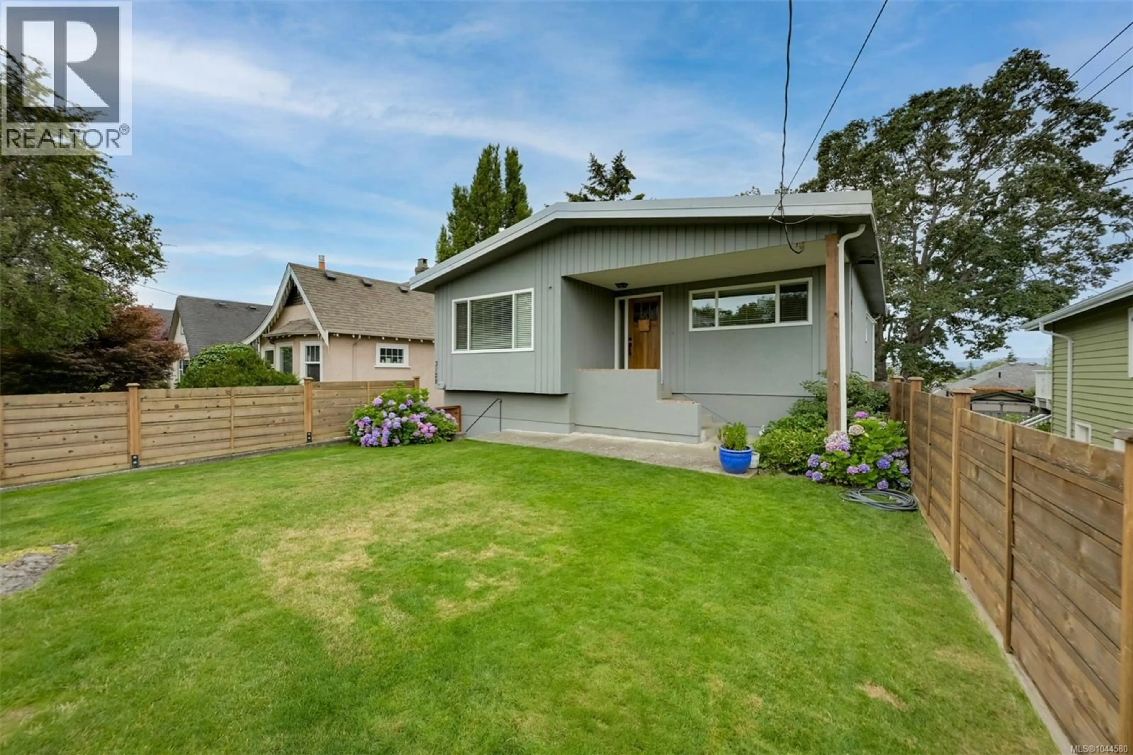 Home with vinyl exterior material, street for 3128 QUADRA STREET, Victoria British Columbia V8X1G1