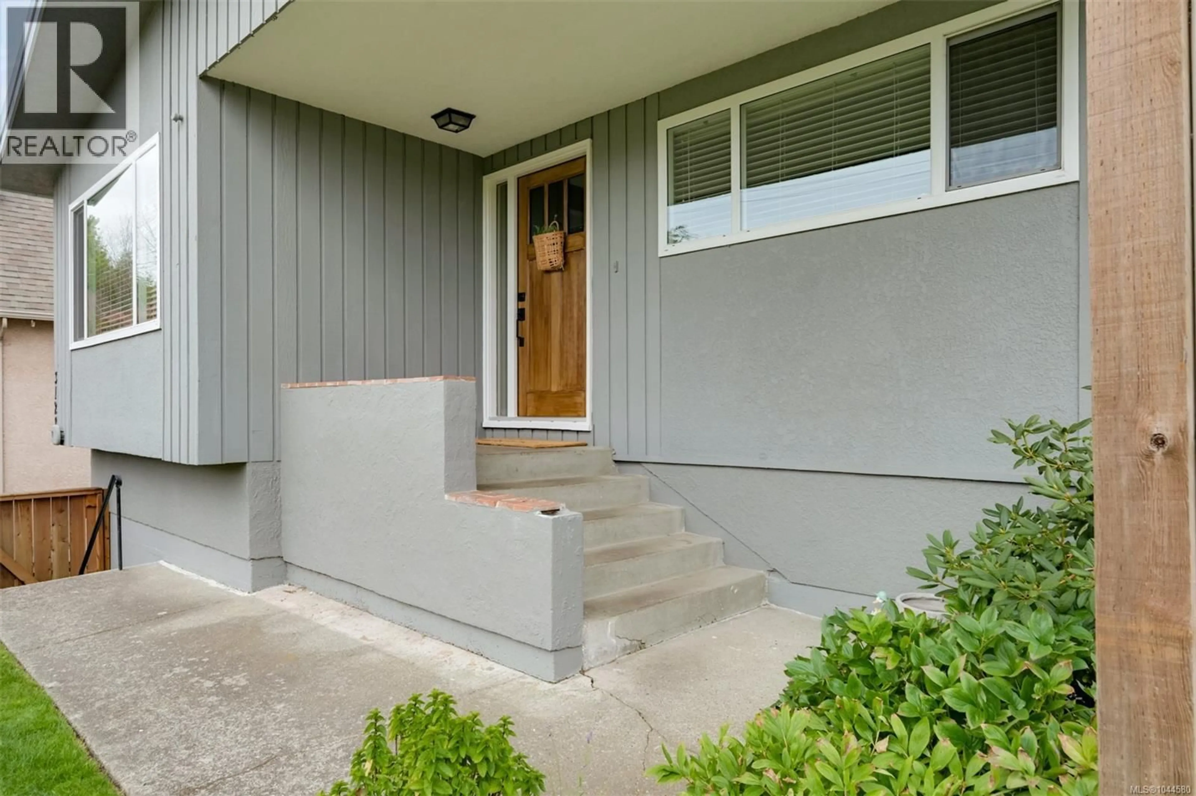 Indoor entryway for 3128 QUADRA STREET, Victoria British Columbia V8X1G1
