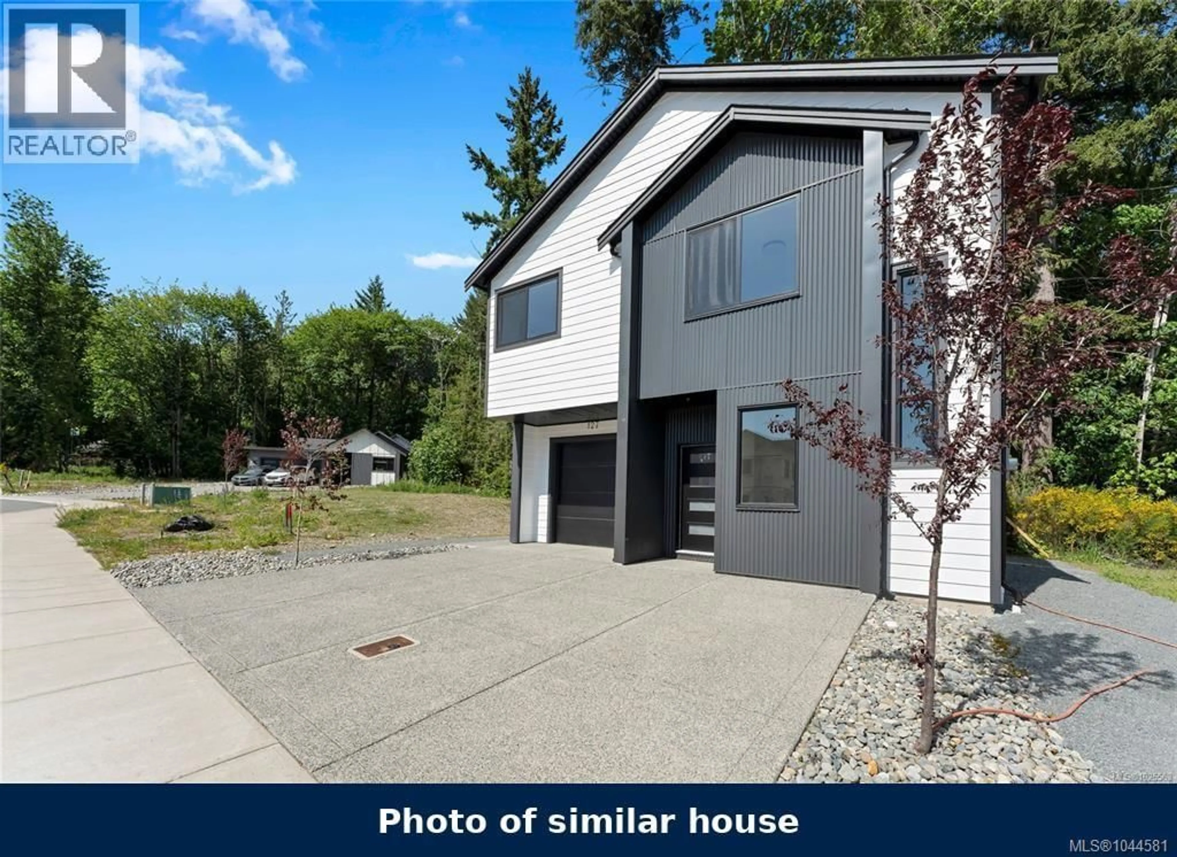 A pic from outside/outdoor area/front of a property/back of a property/a pic from drone, street for 118 PLANTE CRESCENT, Lake Cowichan British Columbia V0R2G0