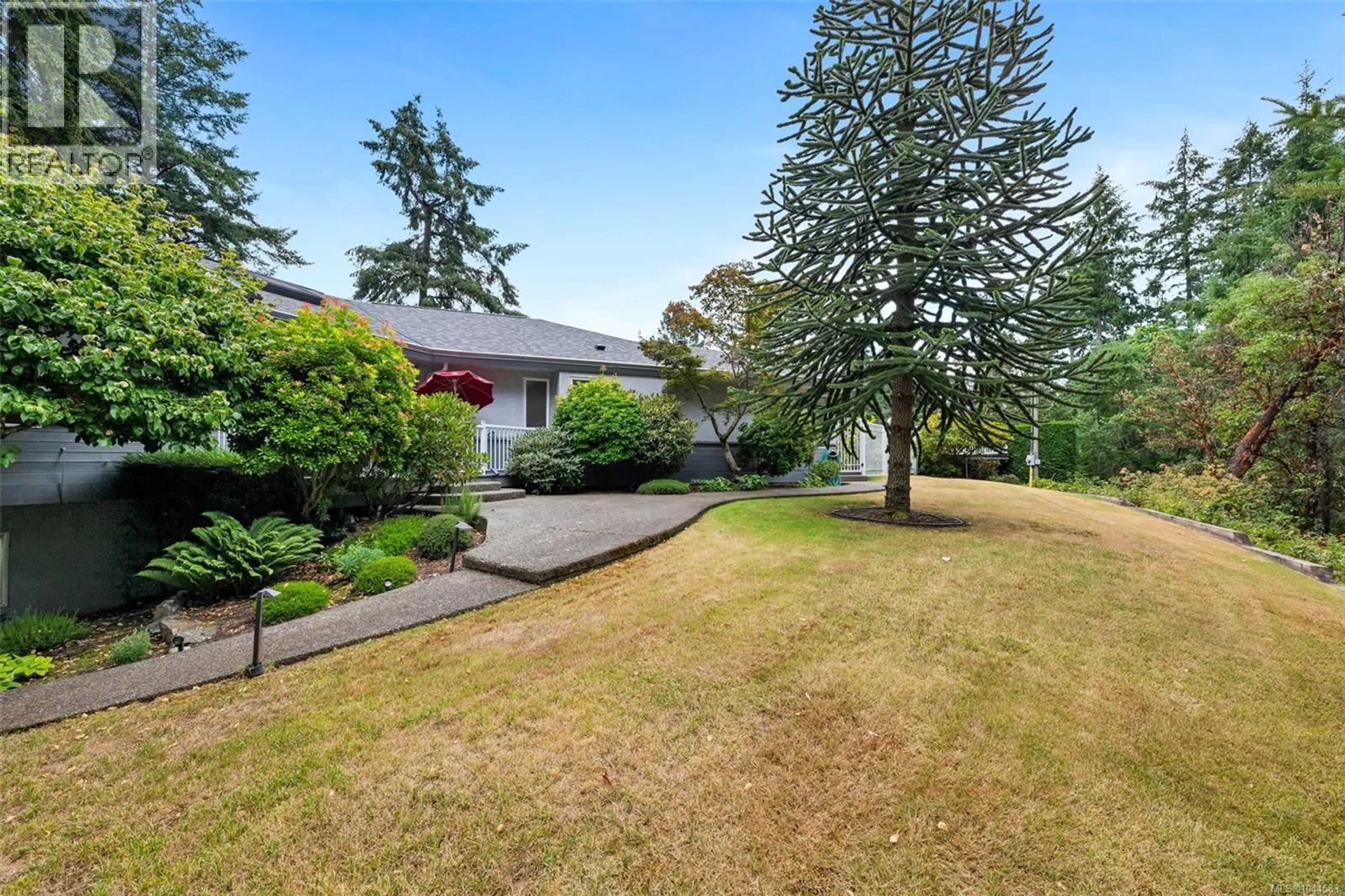 A pic from outside/outdoor area/front of a property/back of a property/a pic from drone, unknown for 949 PACIFIC PLACE, Duncan British Columbia V9L5S5