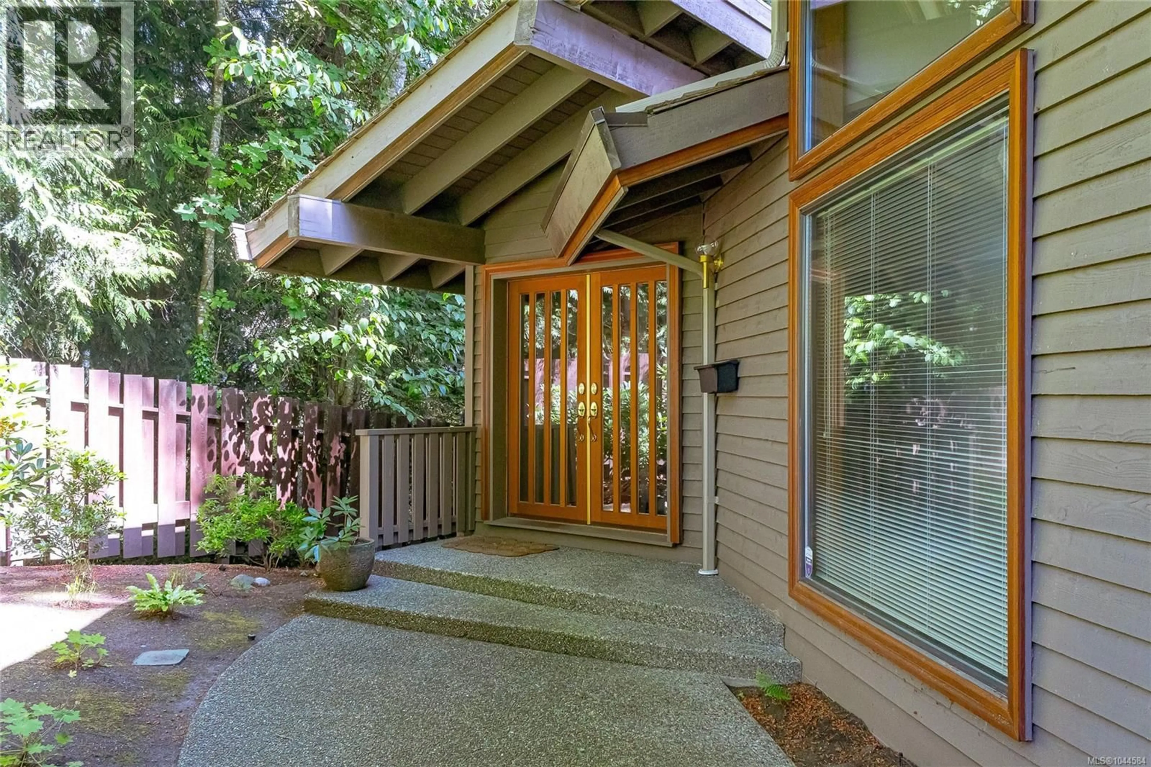 Indoor entryway for 1015 KENTWOOD PLACE, Saanich British Columbia V8Y2R2