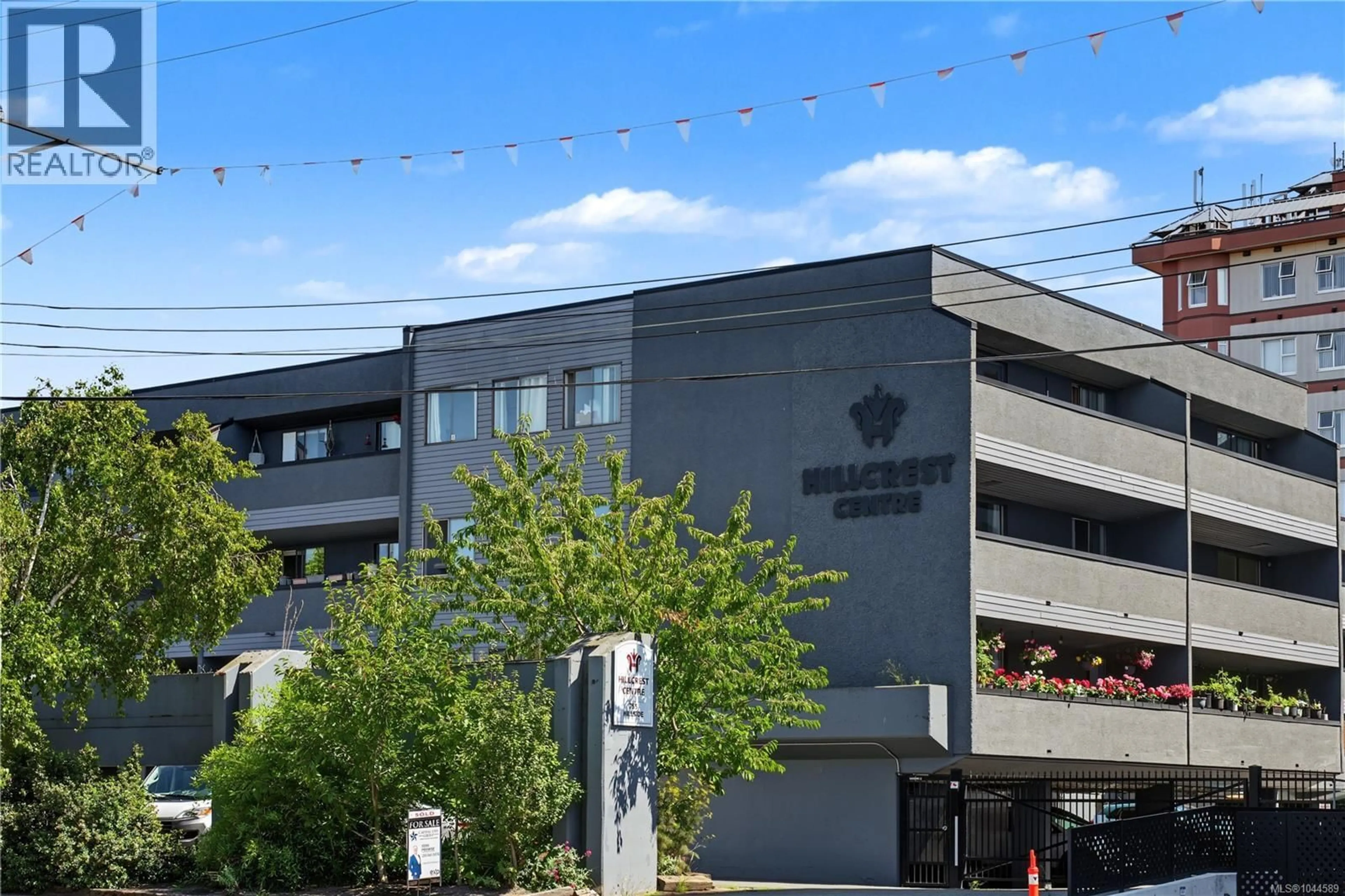 Patio, building for 302 - 755 HILLSIDE AVENUE, Victoria British Columbia V8T5B3