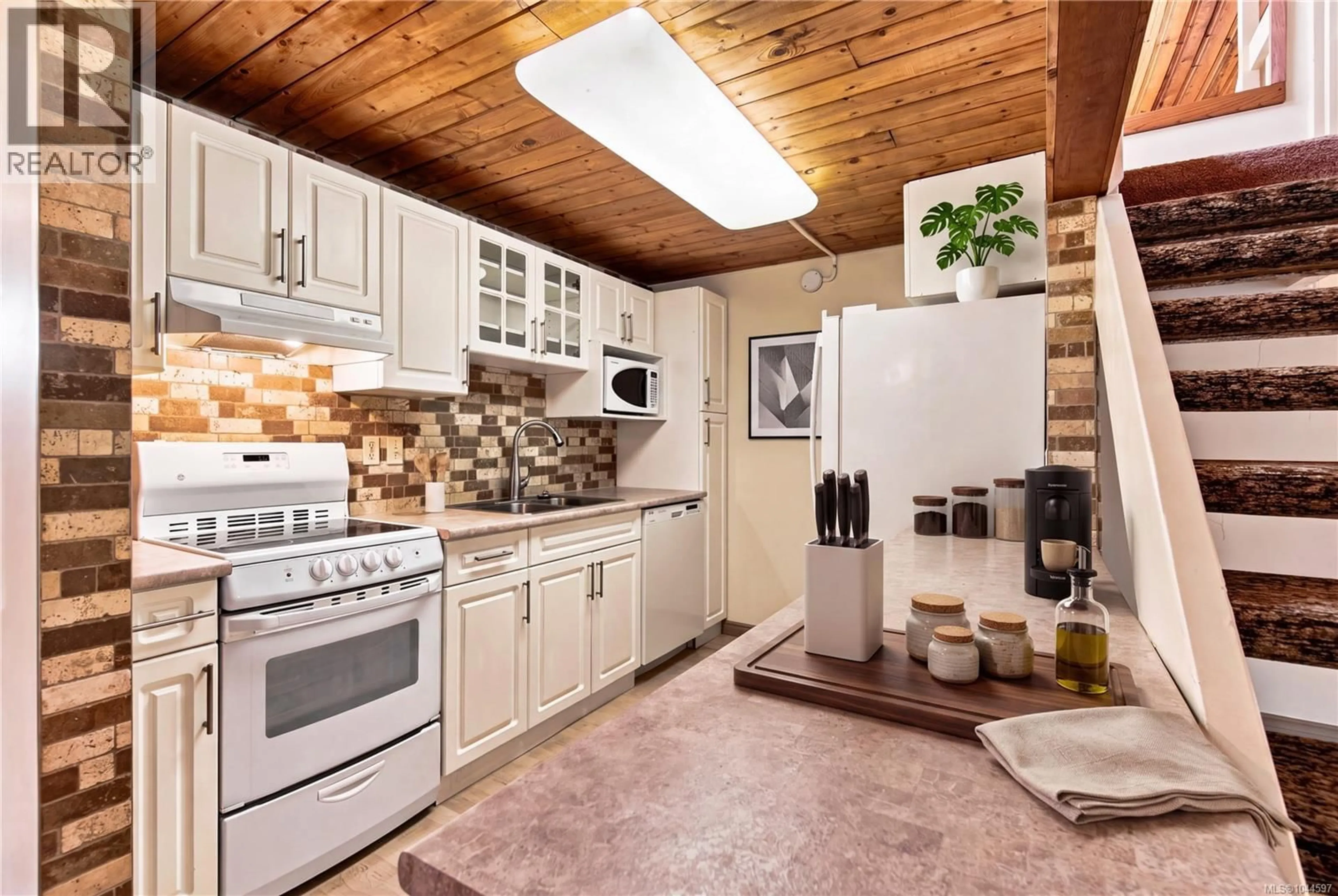 Unknown for 202 - 3295 ISLAND HIGHWAY WEST, Qualicum Beach British Columbia V9K2C6