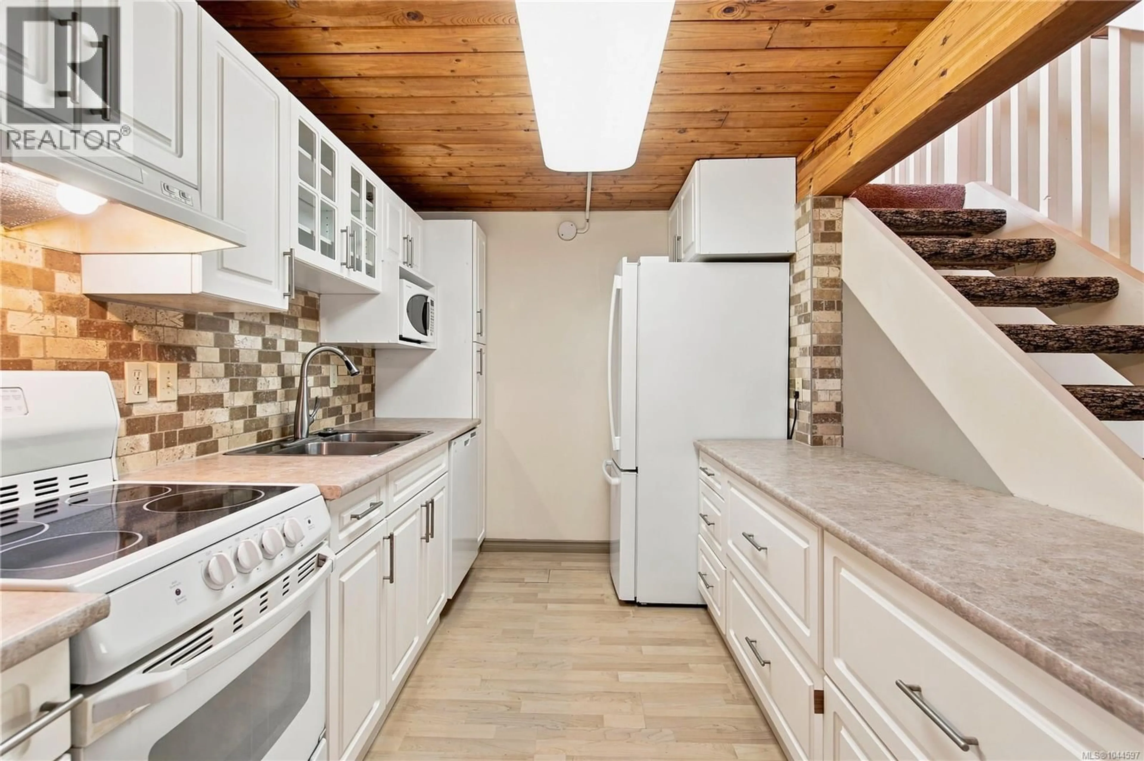 Standard kitchen, unknown for 202 - 3295 ISLAND HIGHWAY WEST, Qualicum Beach British Columbia V9K2C6