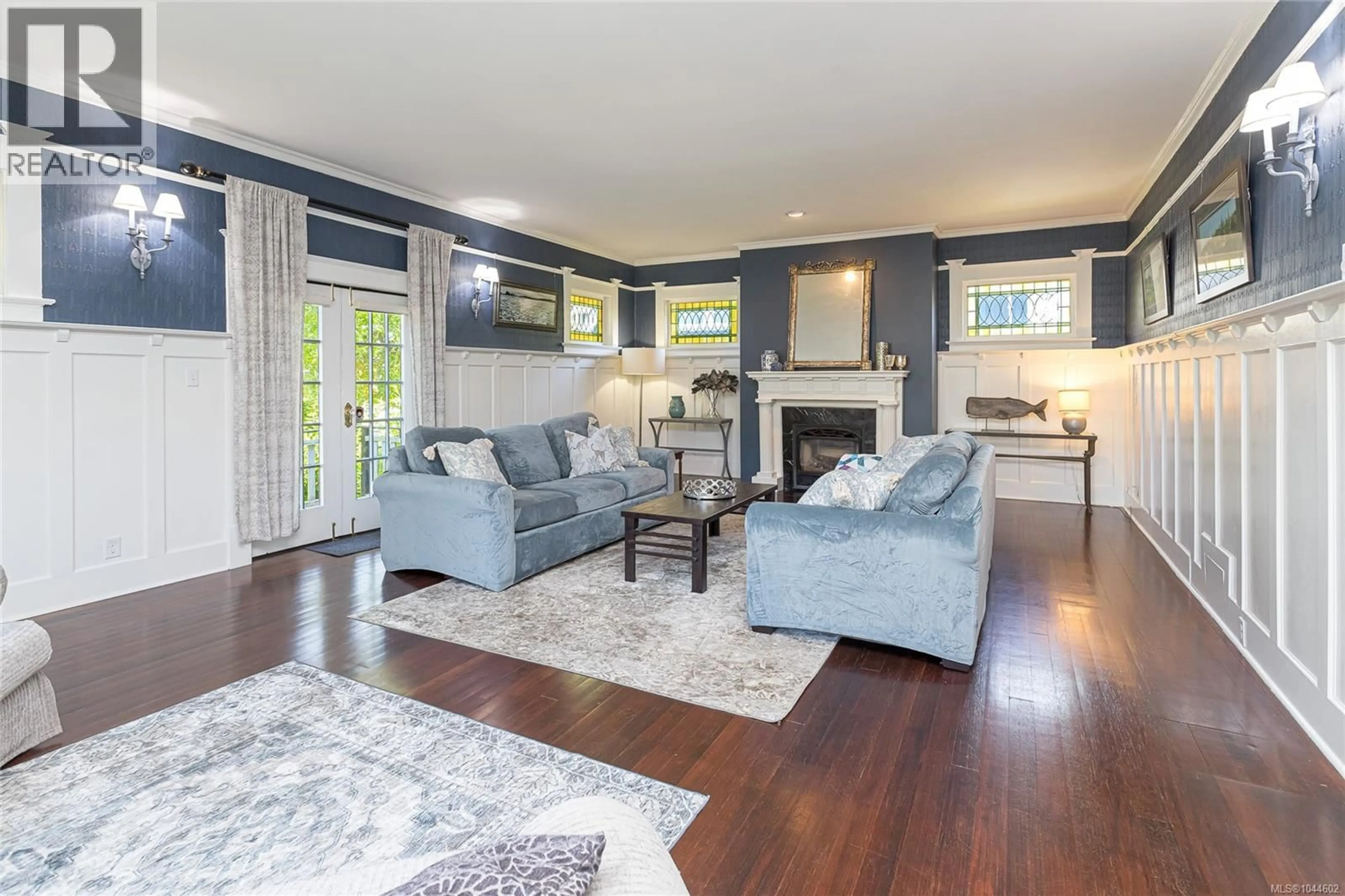Living room with furniture, wood/laminate floor for 875 RICHMOND ROAD, Victoria British Columbia V8S3Z2