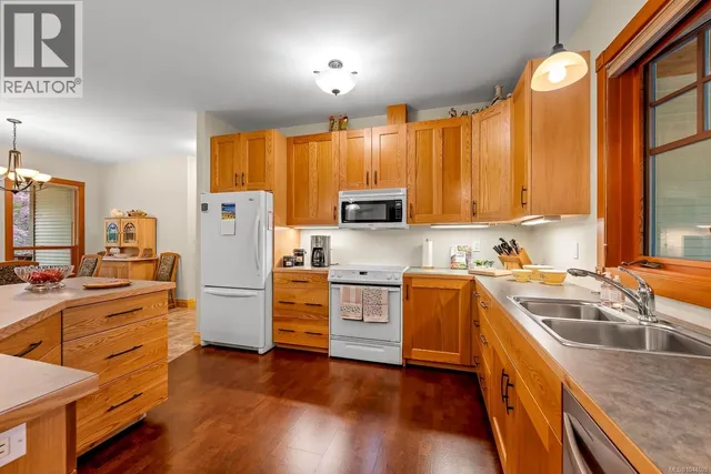 307 BATES DRIVE, Fanny Bay 4