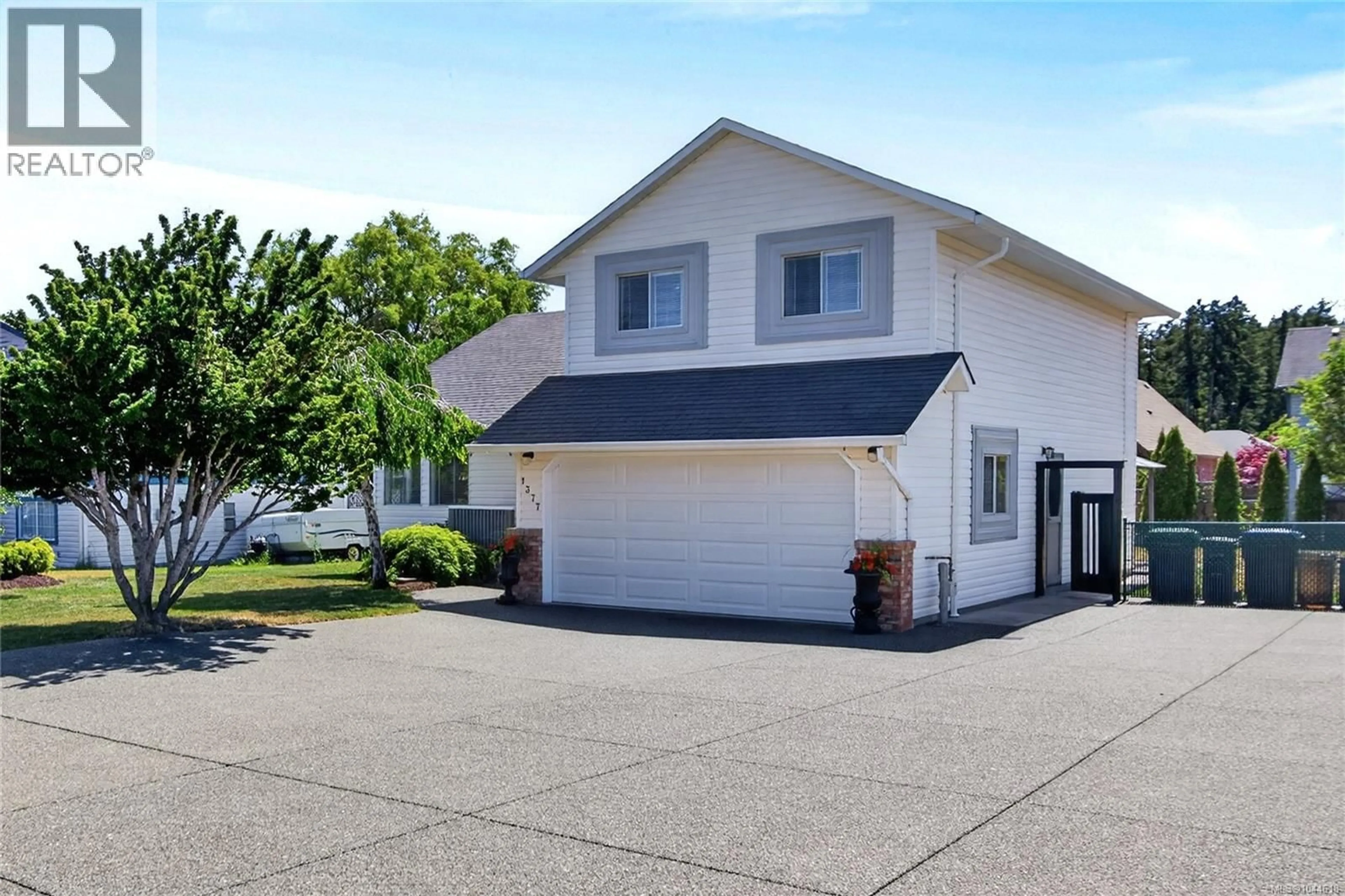 Home with vinyl exterior material, street for 1377 OCEAN VIEW AVENUE, Comox British Columbia V9M3R2