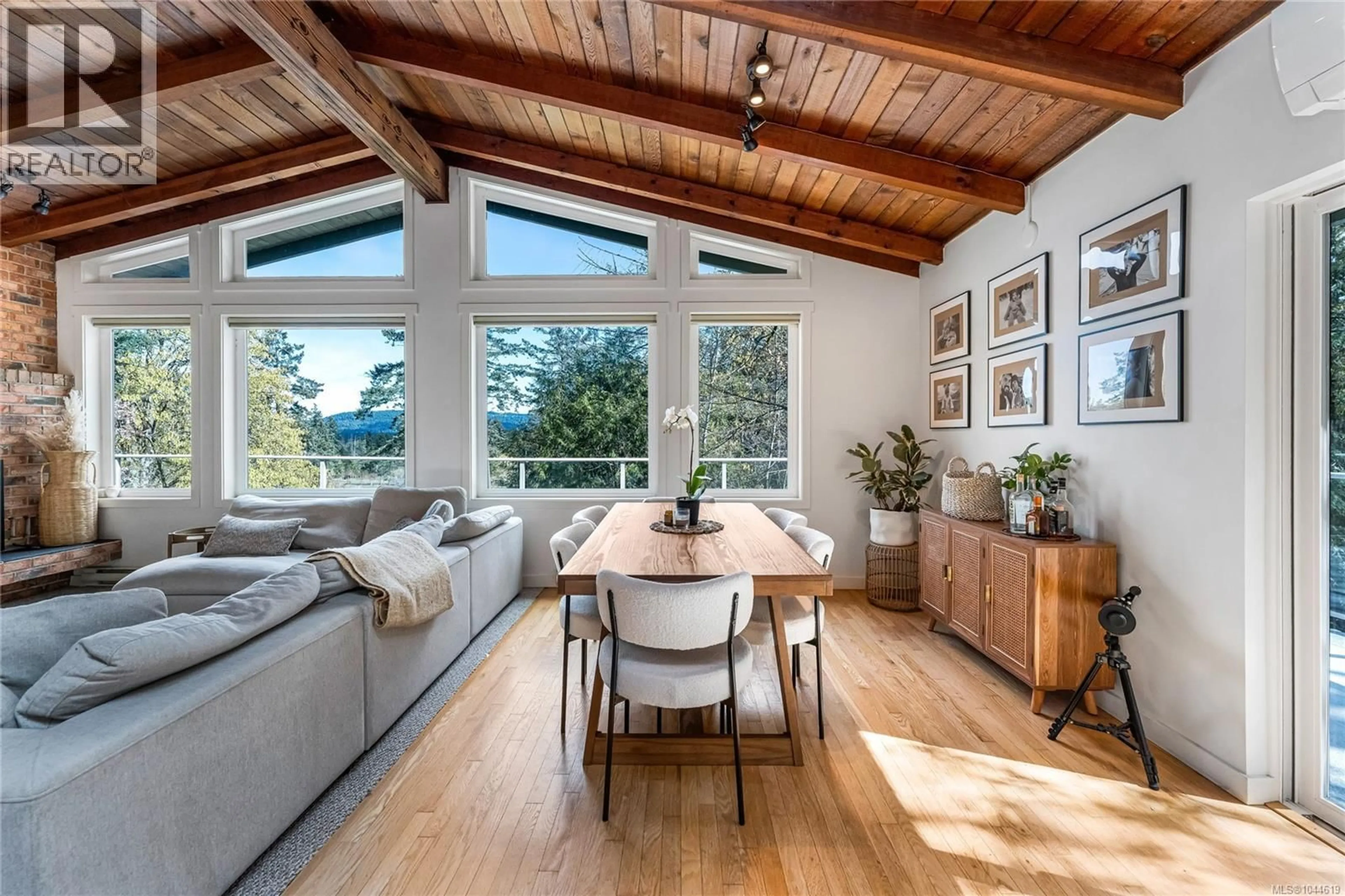 Living room with furniture, wood/laminate floor for 2083 NORTH END ROAD, Salt Spring British Columbia V8K1E1