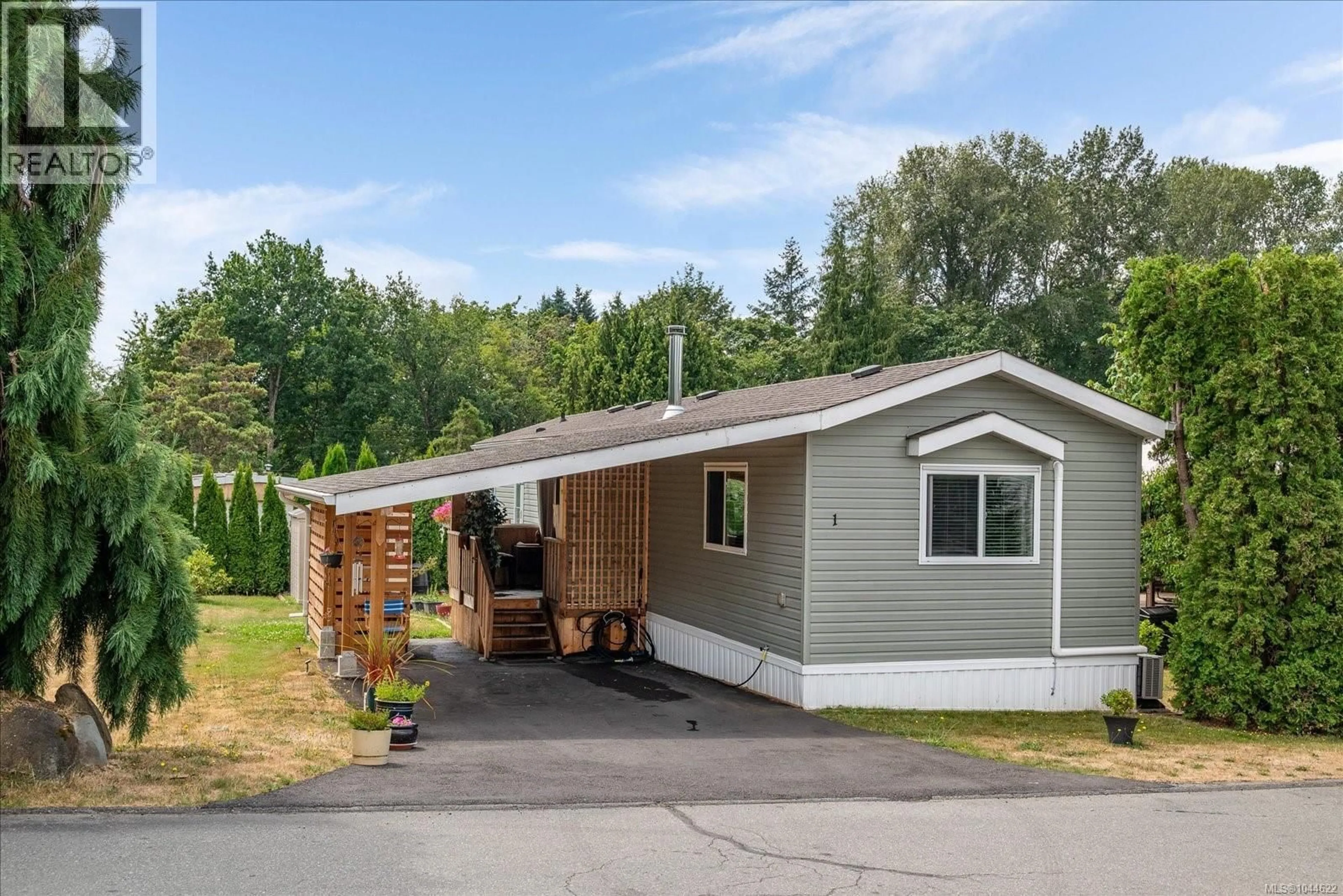 Home with vinyl exterior material, street for 1 HONEY DRIVE, Nanaimo British Columbia V9R5N1