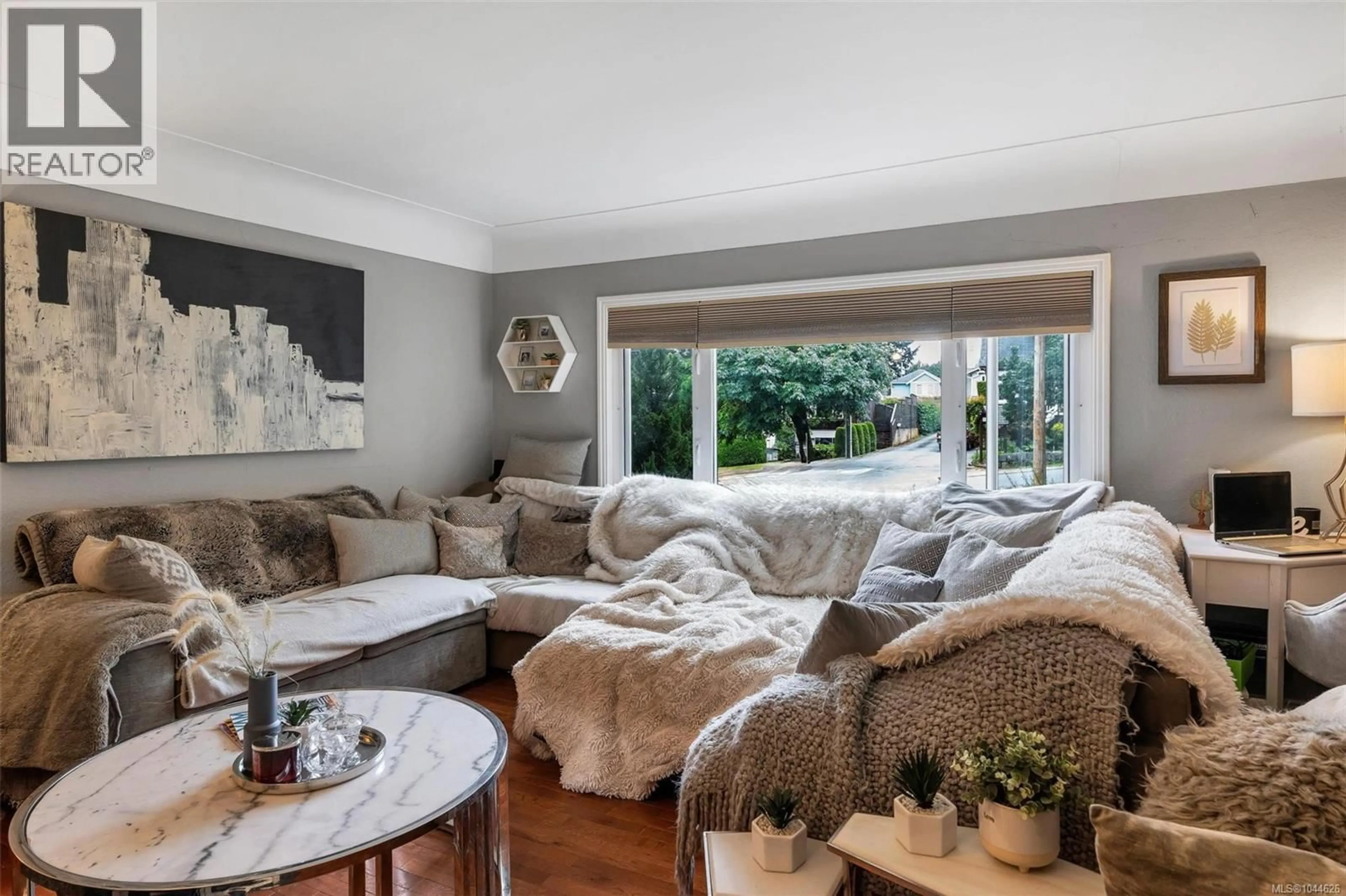 Living room with furniture, unknown for 920 JASMINE AVENUE, Saanich British Columbia V8Z2P2