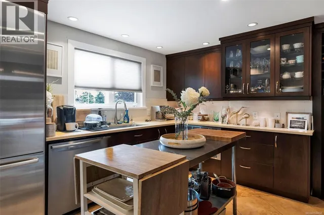 920 JASMINE AVENUE, Saanich 3