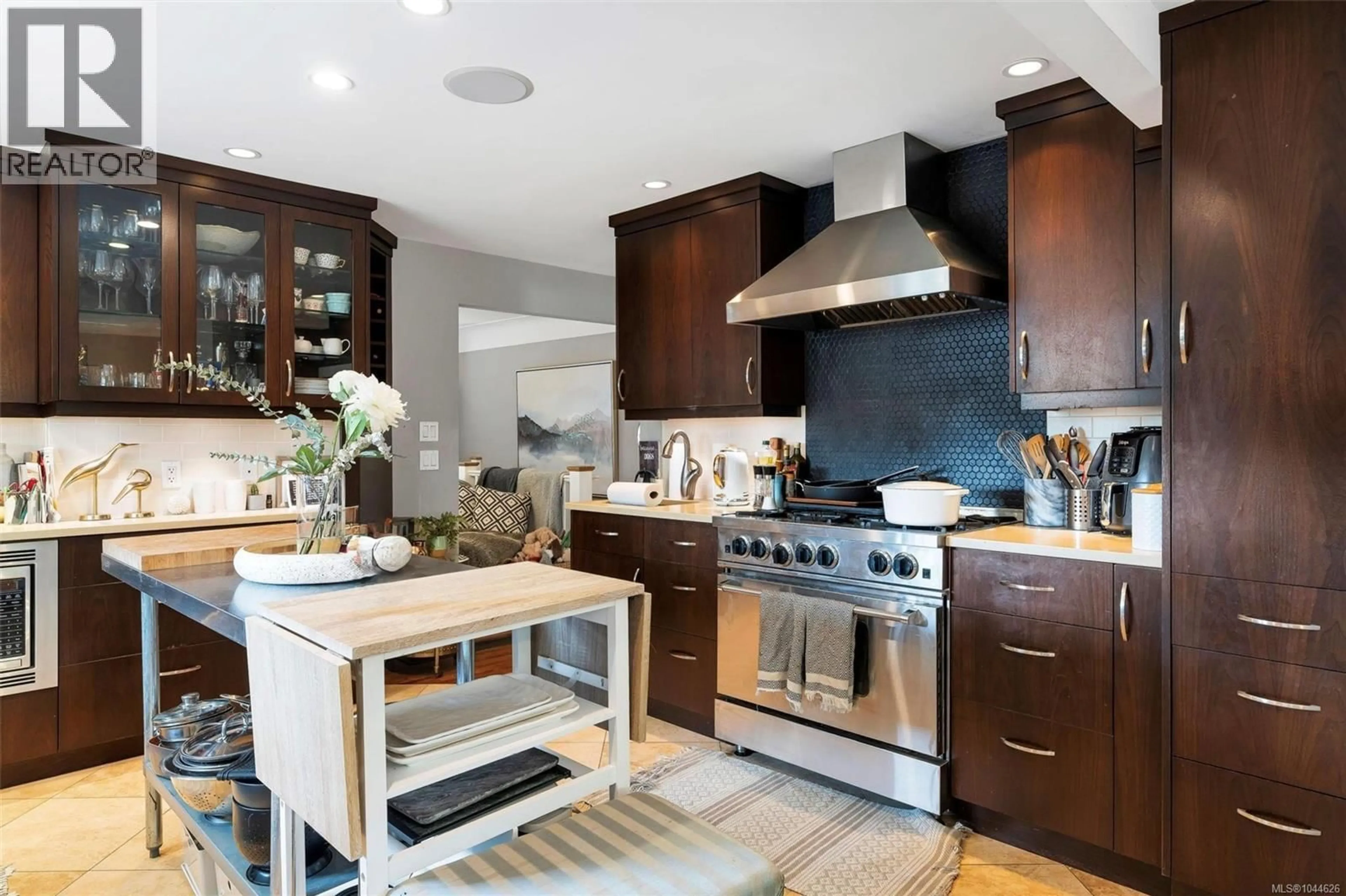 Contemporary kitchen, unknown for 920 JASMINE AVENUE, Saanich British Columbia V8Z2P2