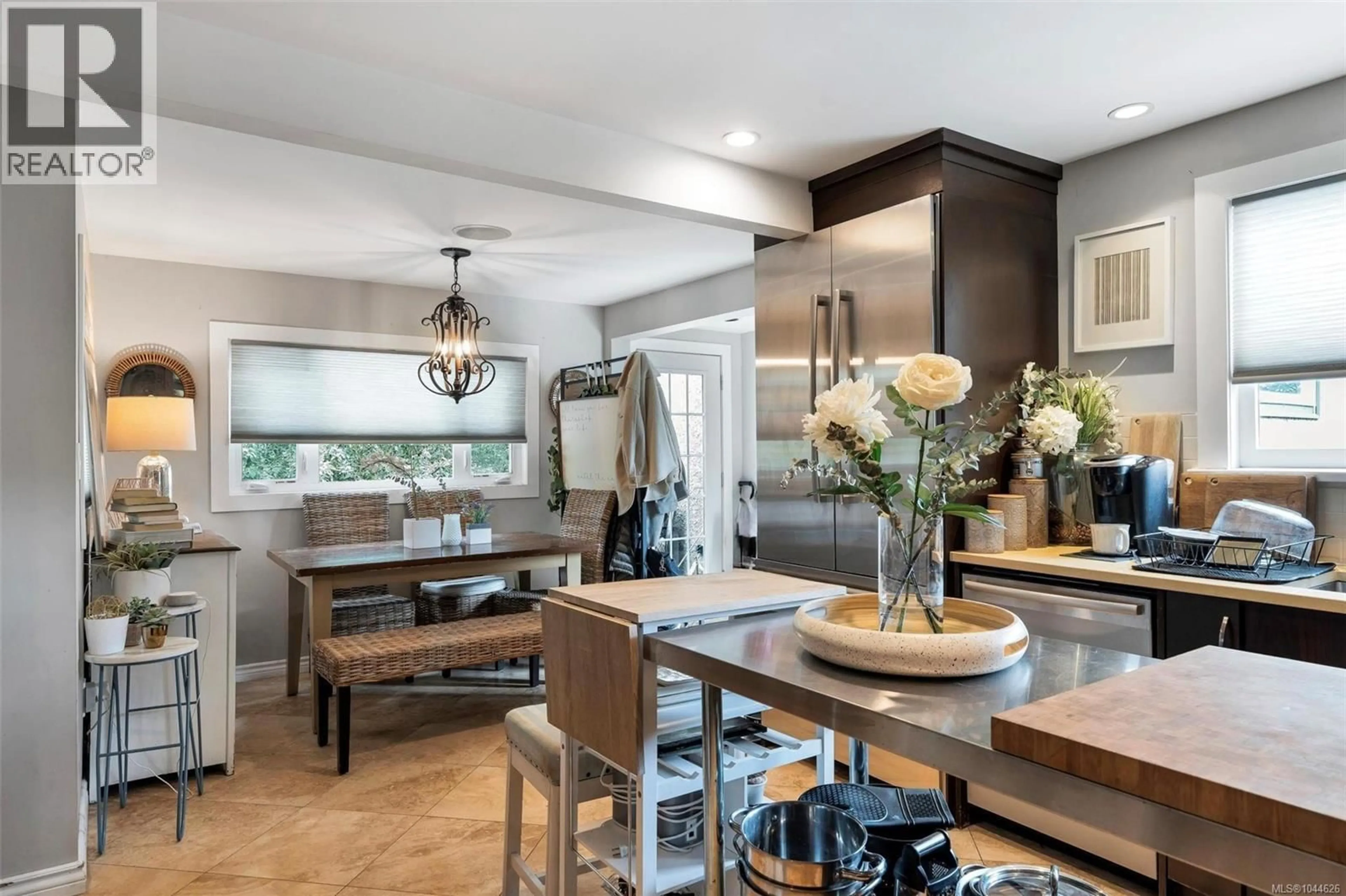 Open concept kitchen, ceramic/tile floor for 920 JASMINE AVENUE, Saanich British Columbia V8Z2P2