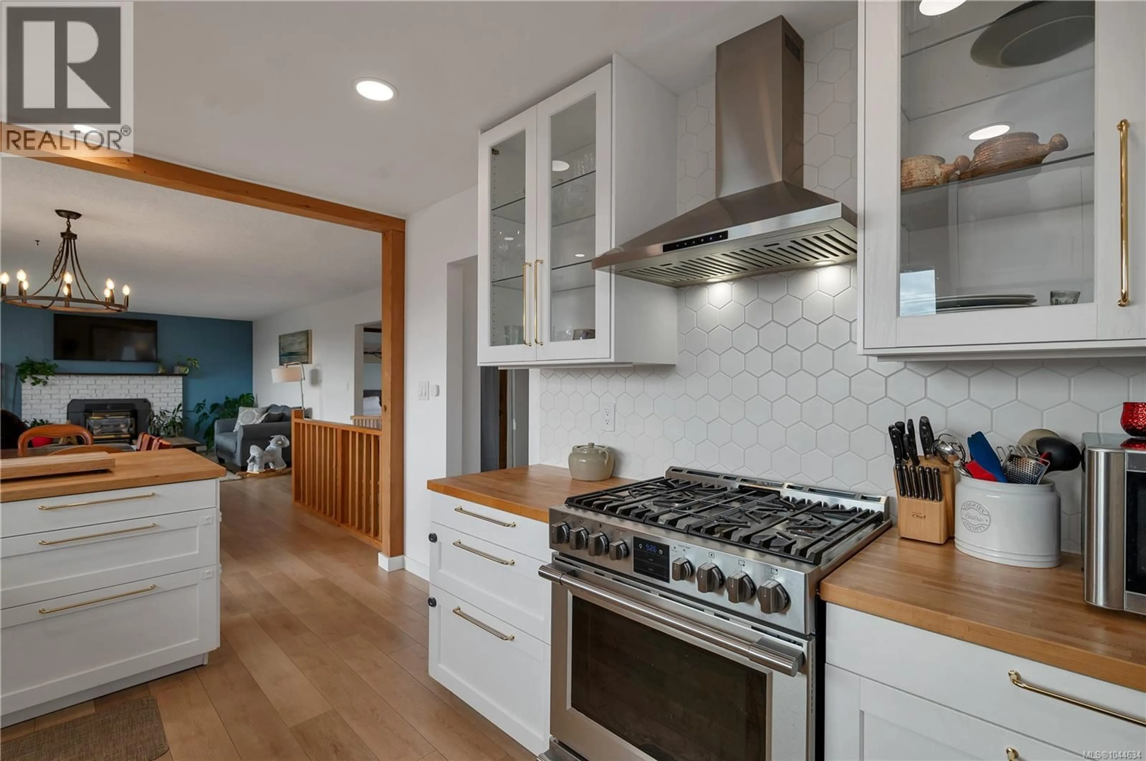 Open concept kitchen, unknown for 880 GALERNO ROAD, Campbell River British Columbia V9W5J4