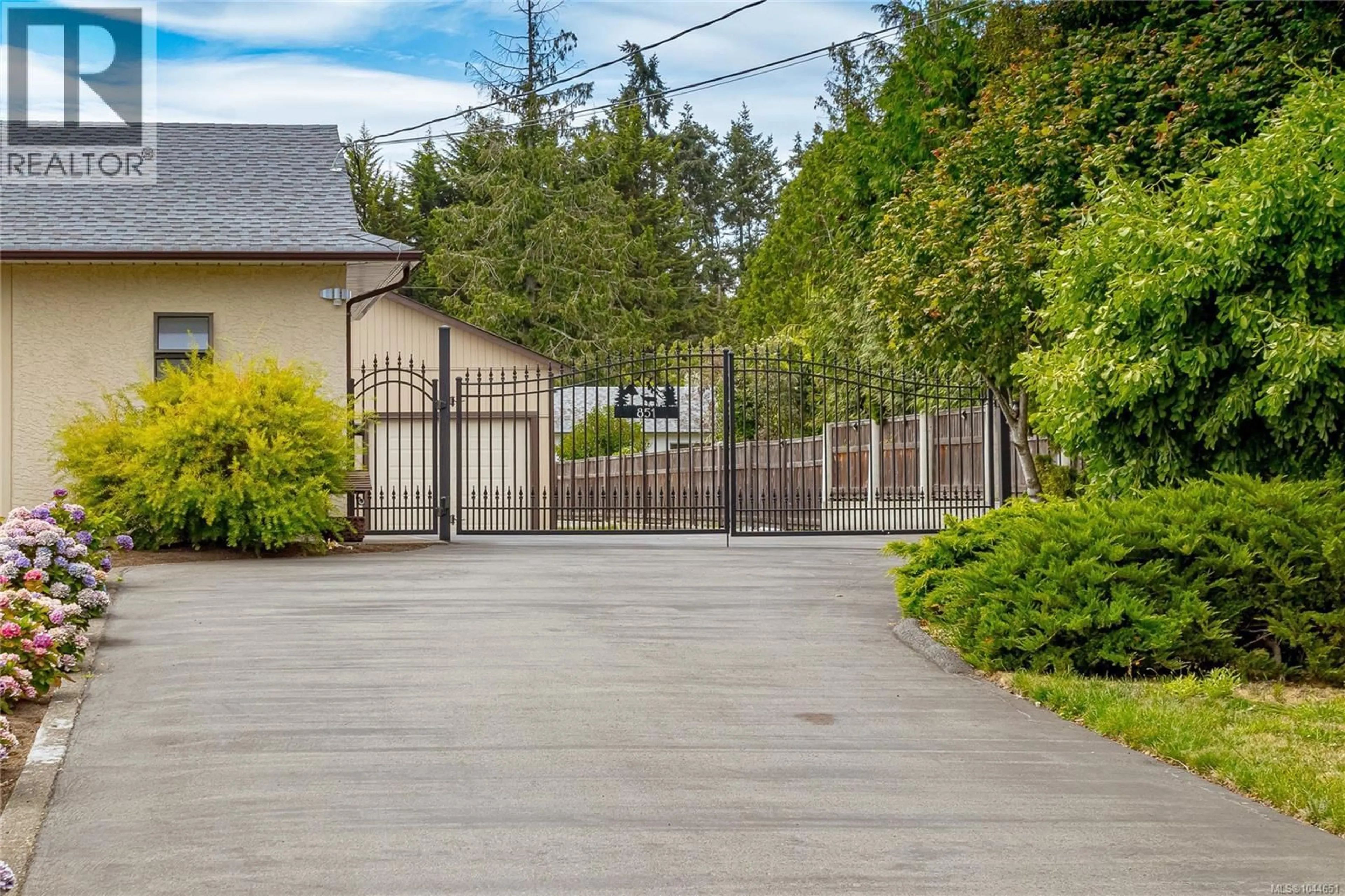 Patio, street for 851 BREAKWATER ROAD, French Creek British Columbia V9P1Z8