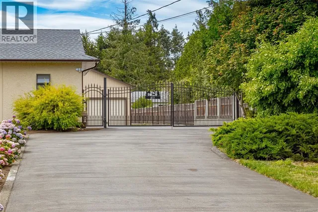851 BREAKWATER ROAD, French Creek 3