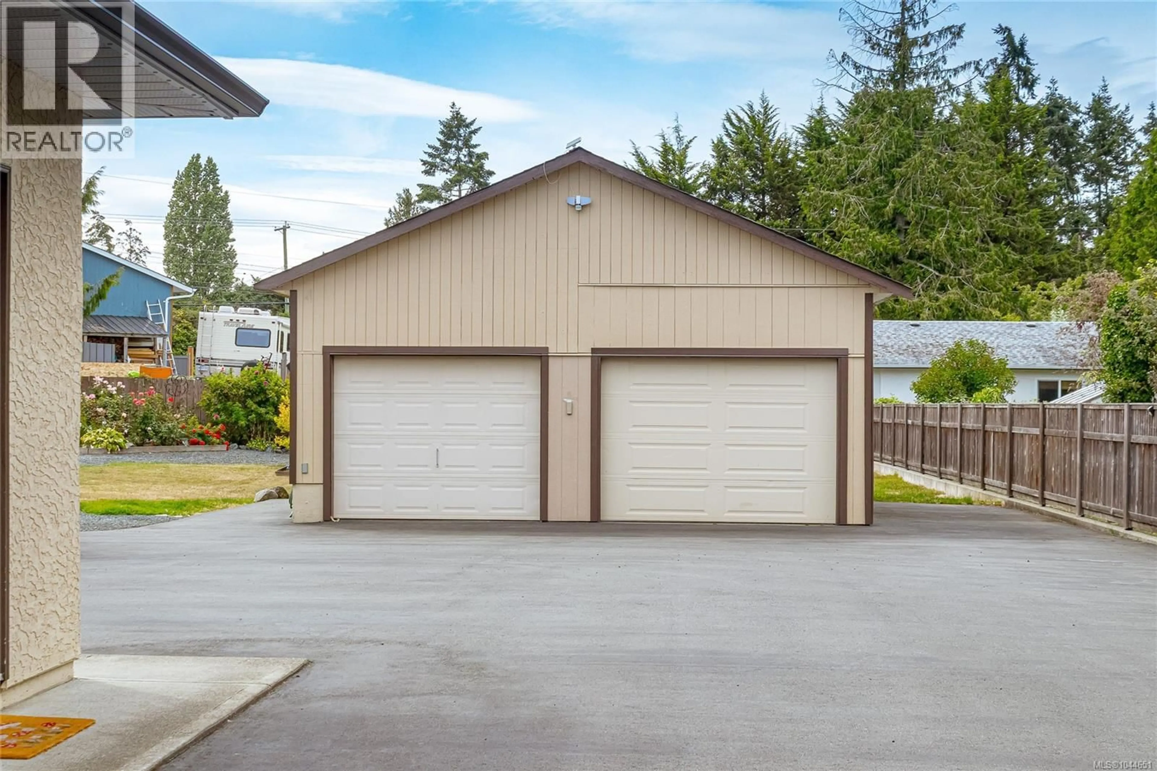 Indoor garage for 851 BREAKWATER ROAD, French Creek British Columbia V9P1Z8