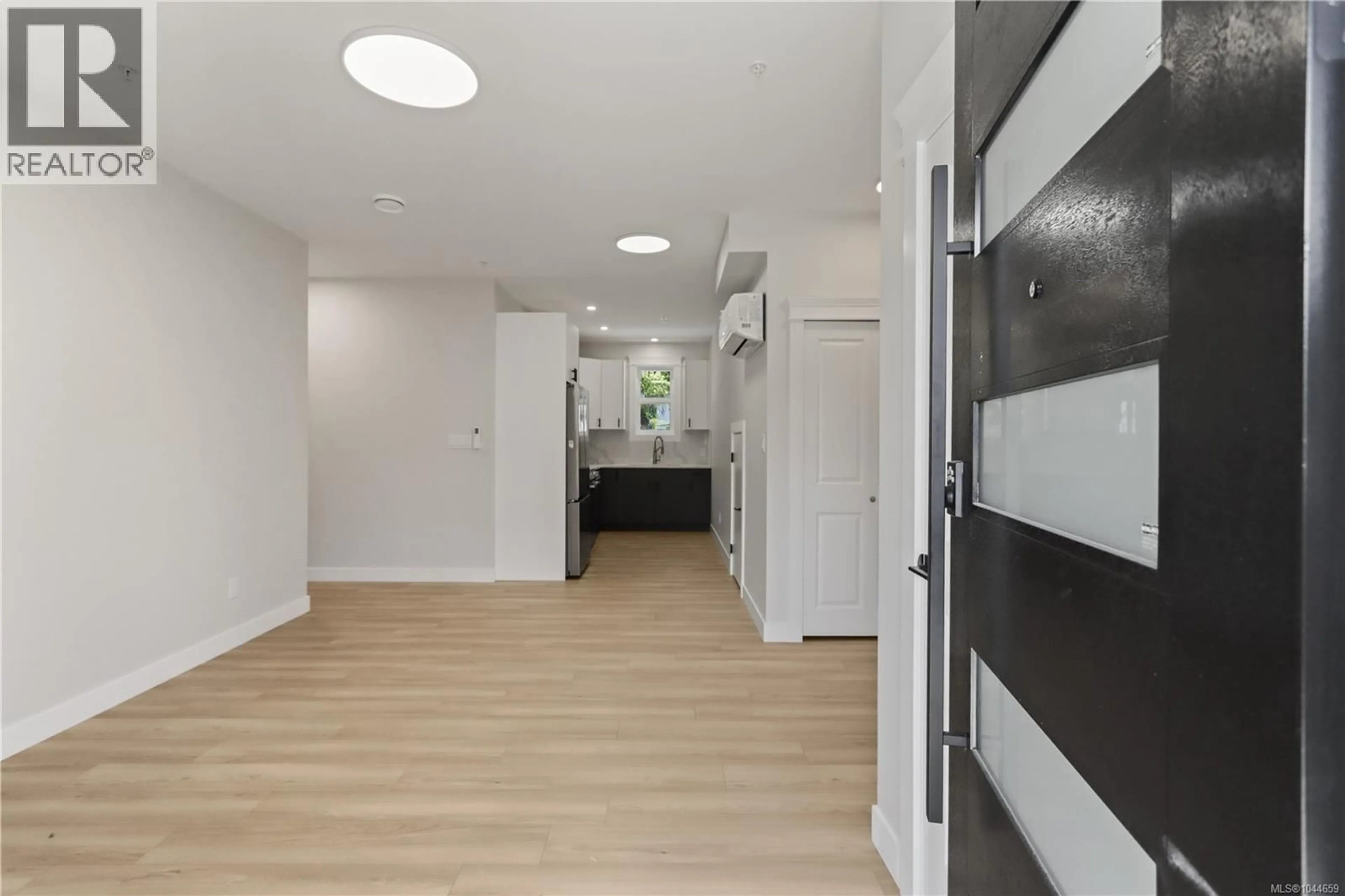 Indoor foyer for 100 - 2190 JINGLE POT ROAD, Nanaimo British Columbia V9R6J2