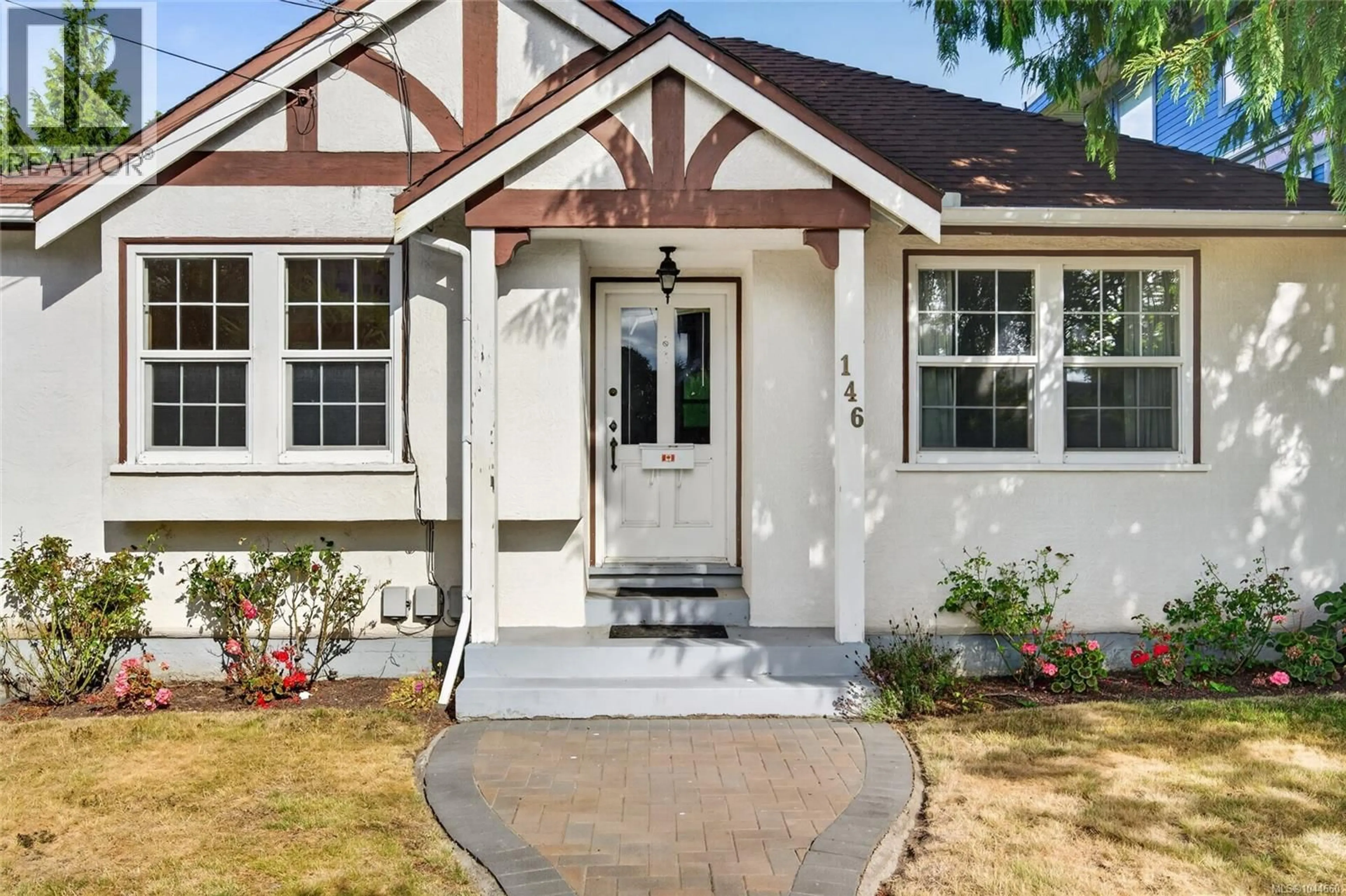 Home with vinyl exterior material, street for 146 MEDANA STREET, Victoria British Columbia V8V2H5