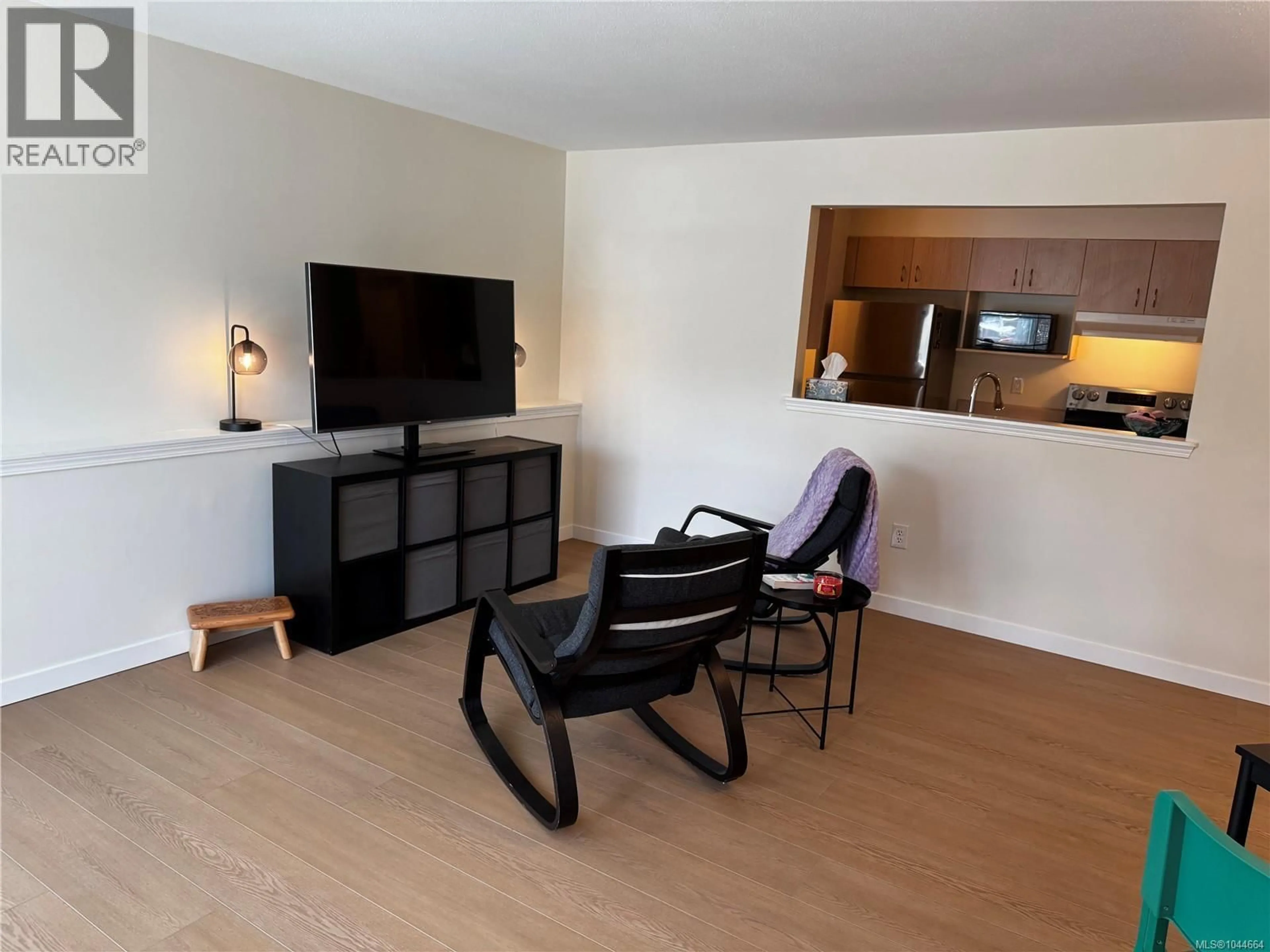 Living room with furniture, wood/laminate floor for 2 - 840 BRAIDWOOD ROAD, Courtenay British Columbia V9N3R9