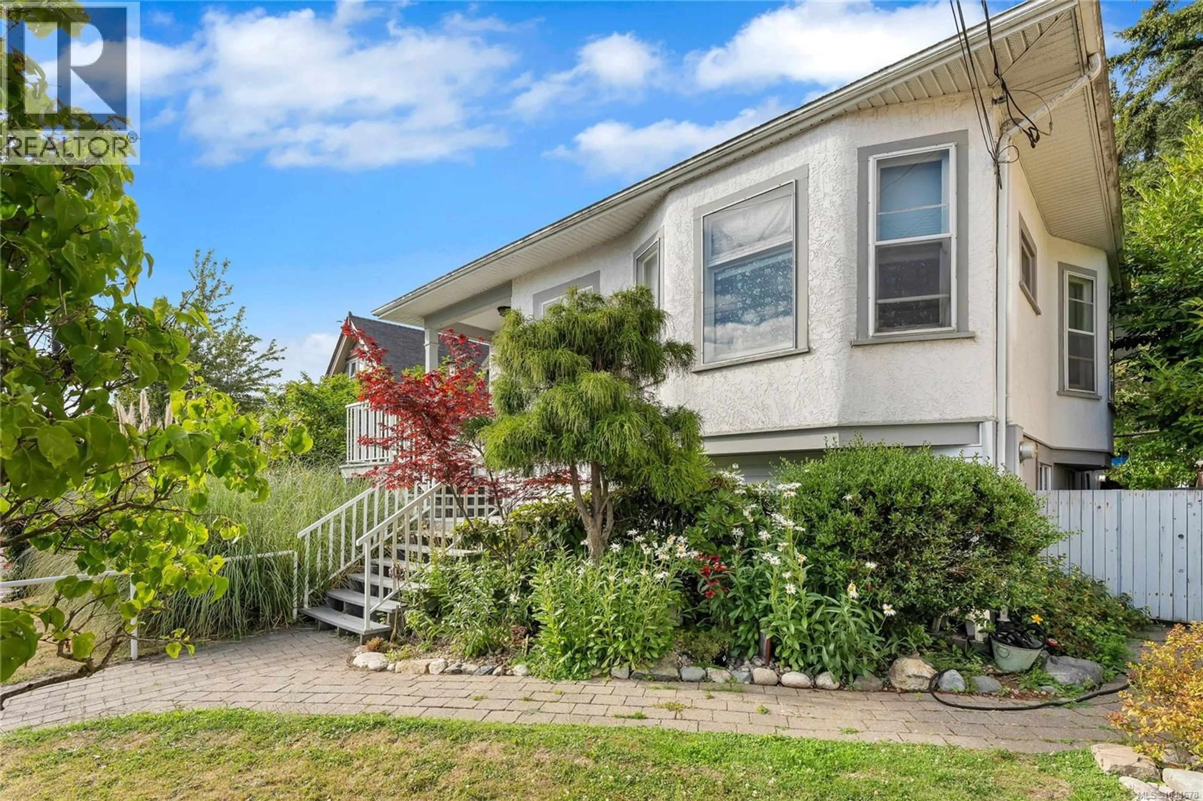 Home with vinyl exterior material, street for 384 BURNSIDE ROAD EAST, Victoria British Columbia V9A1A5