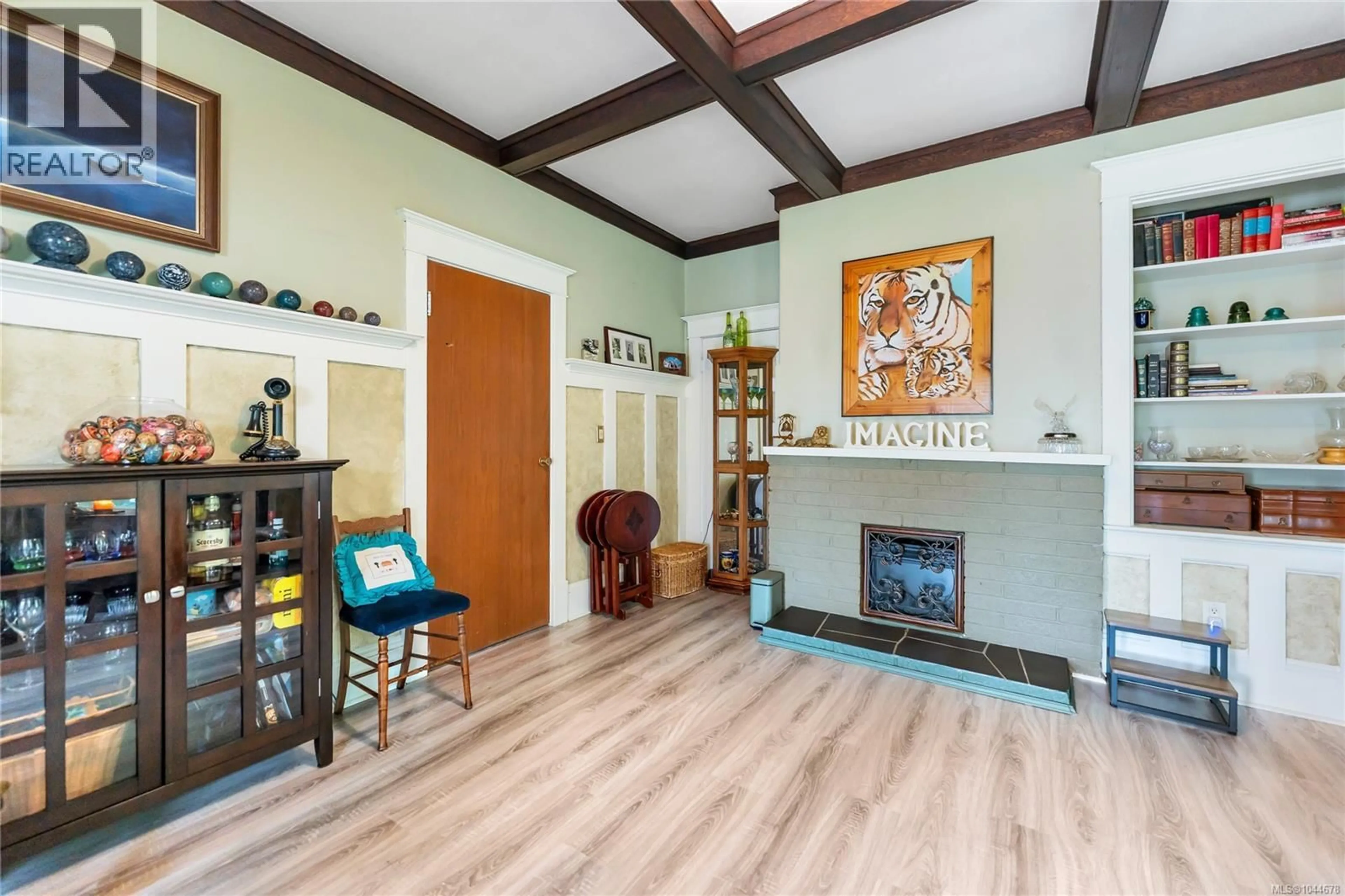 Unknown for 384 BURNSIDE ROAD EAST, Victoria British Columbia V9A1A5