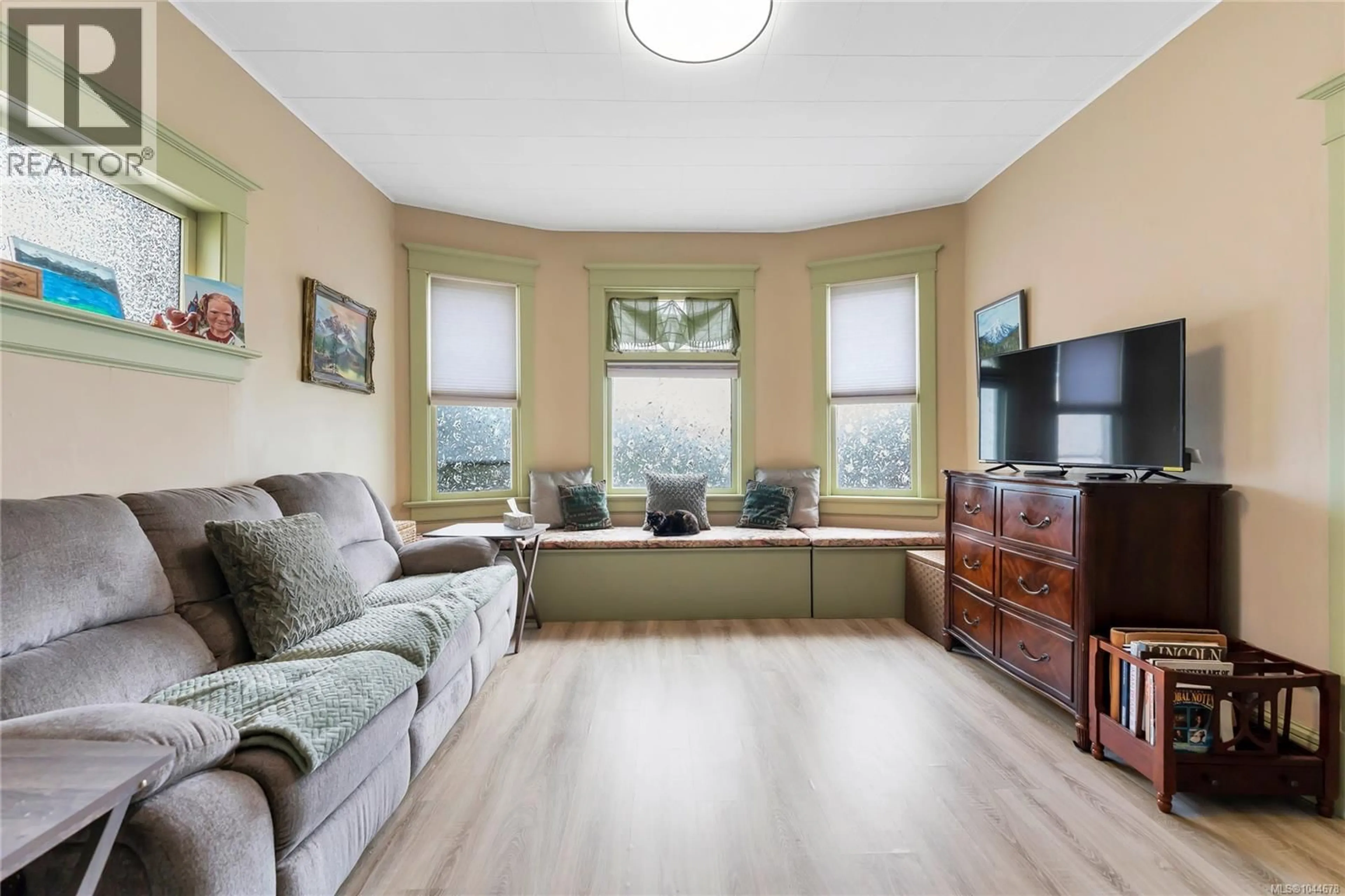 Living room with furniture, wood/laminate floor for 384 BURNSIDE ROAD EAST, Victoria British Columbia V9A1A5