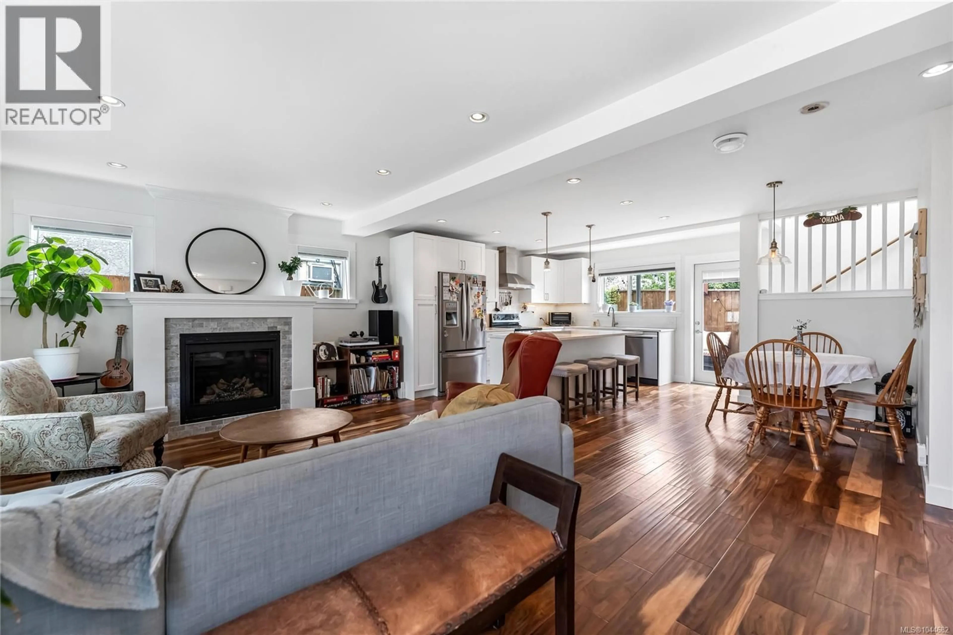 Living room with furniture, unknown for 57 SIMS AVENUE, Saanich British Columbia V8Z1J9