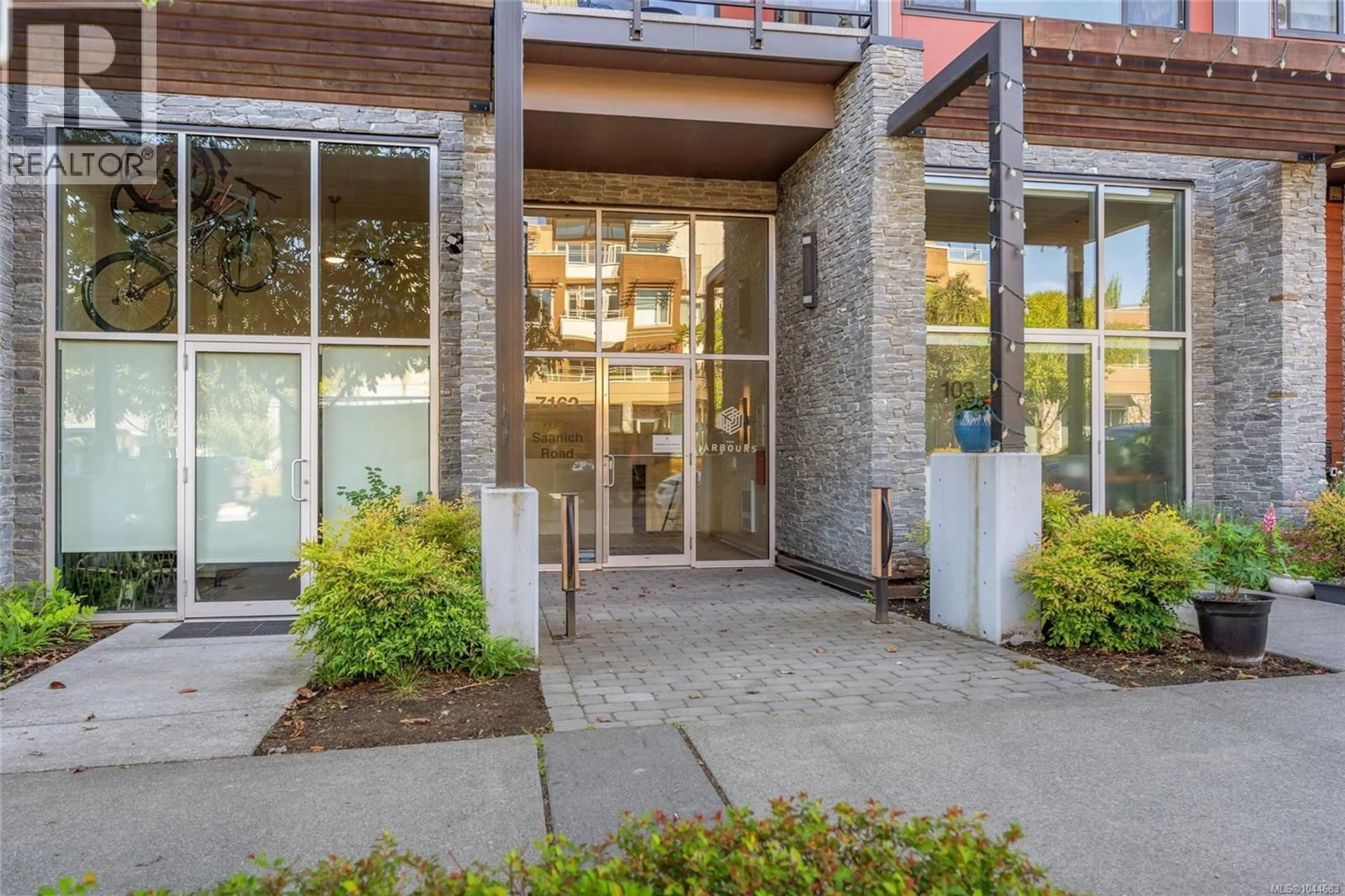 Indoor foyer for 307 - 7162 WEST SAANICH ROAD, Central Saanich British Columbia V8M1P6