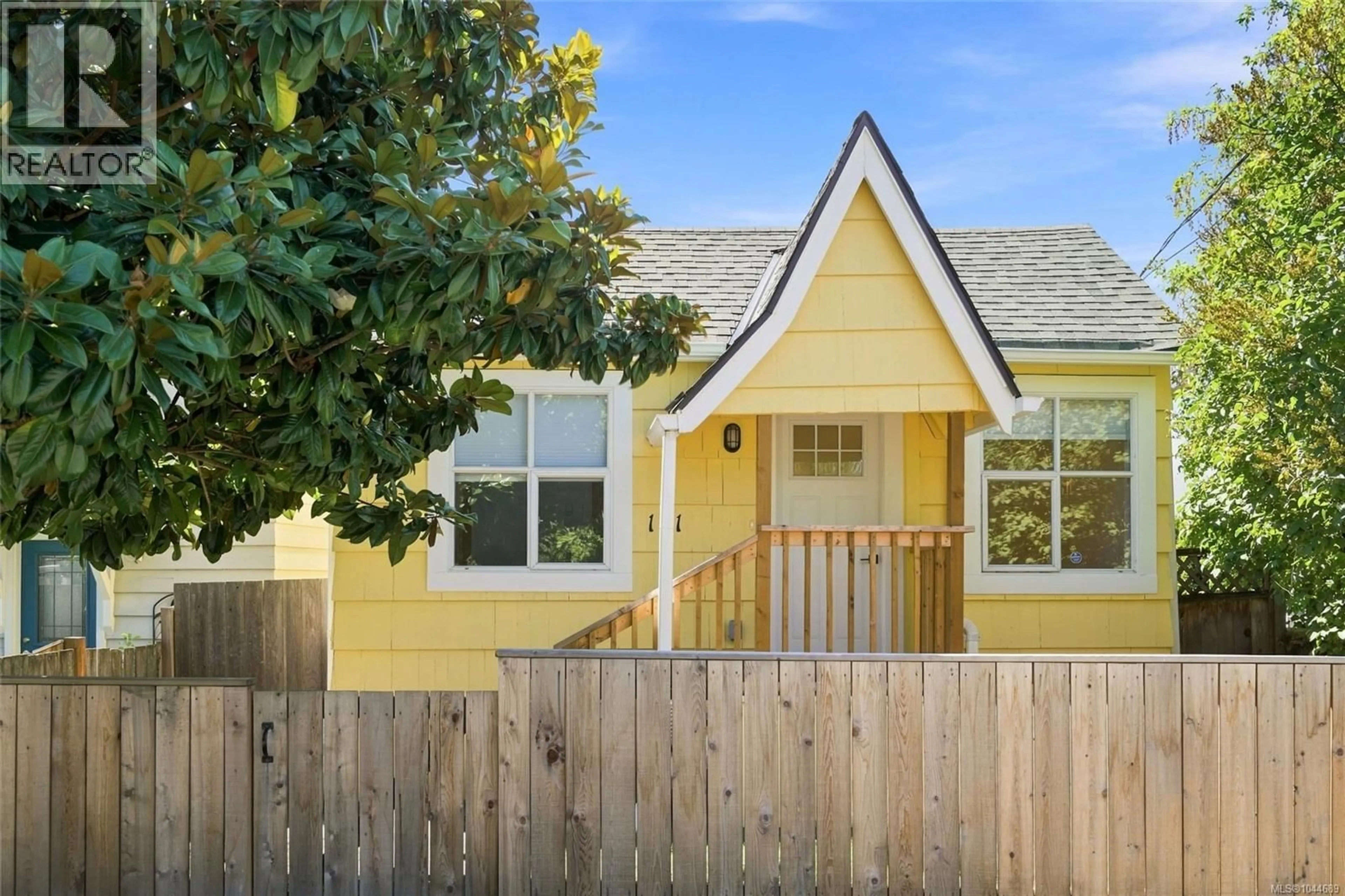 Home with vinyl exterior material, street for 121 PINE STREET, Nanaimo British Columbia V9R2B4