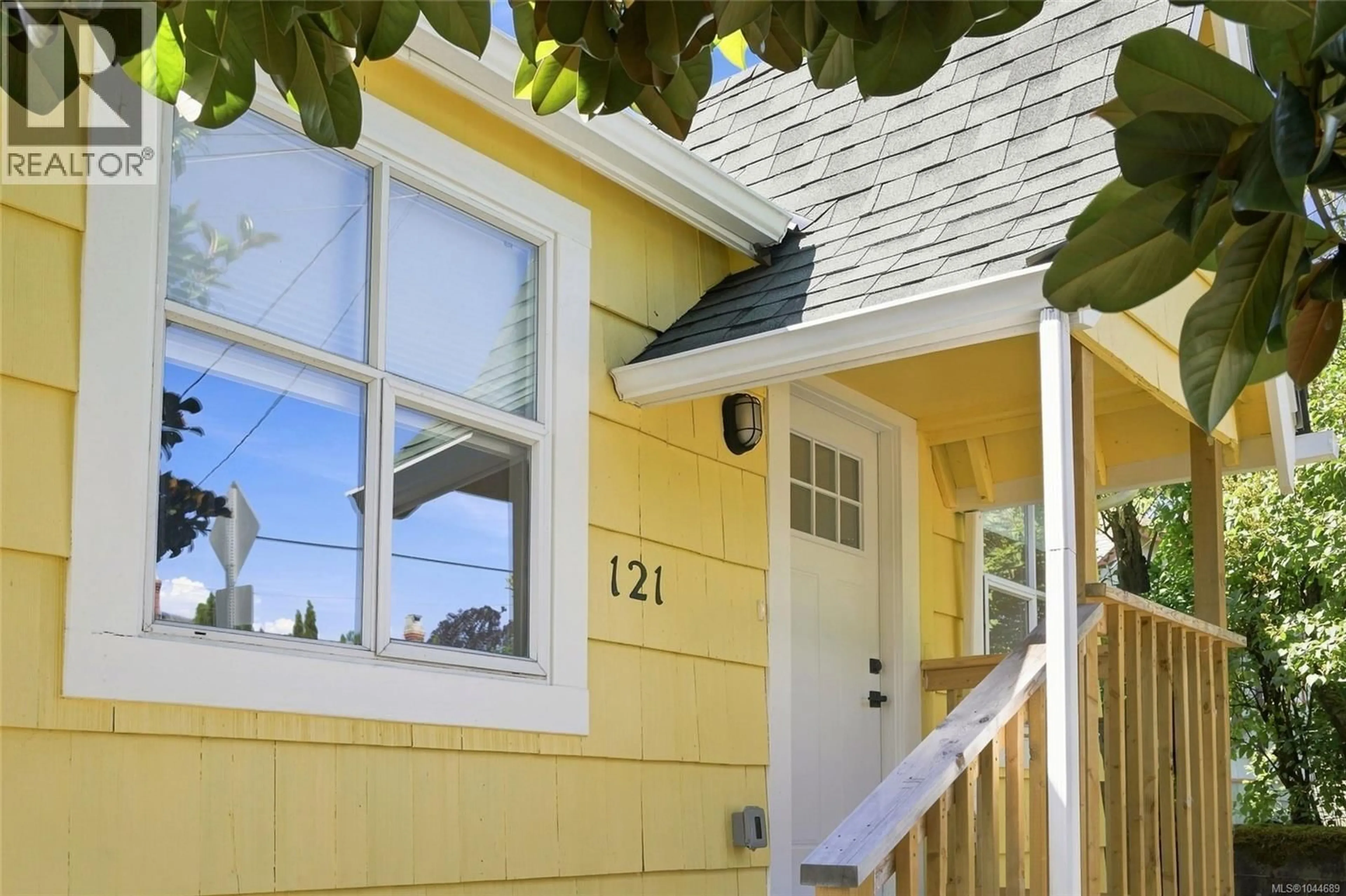Home with vinyl exterior material, street for 121 PINE STREET, Nanaimo British Columbia V9R2B4