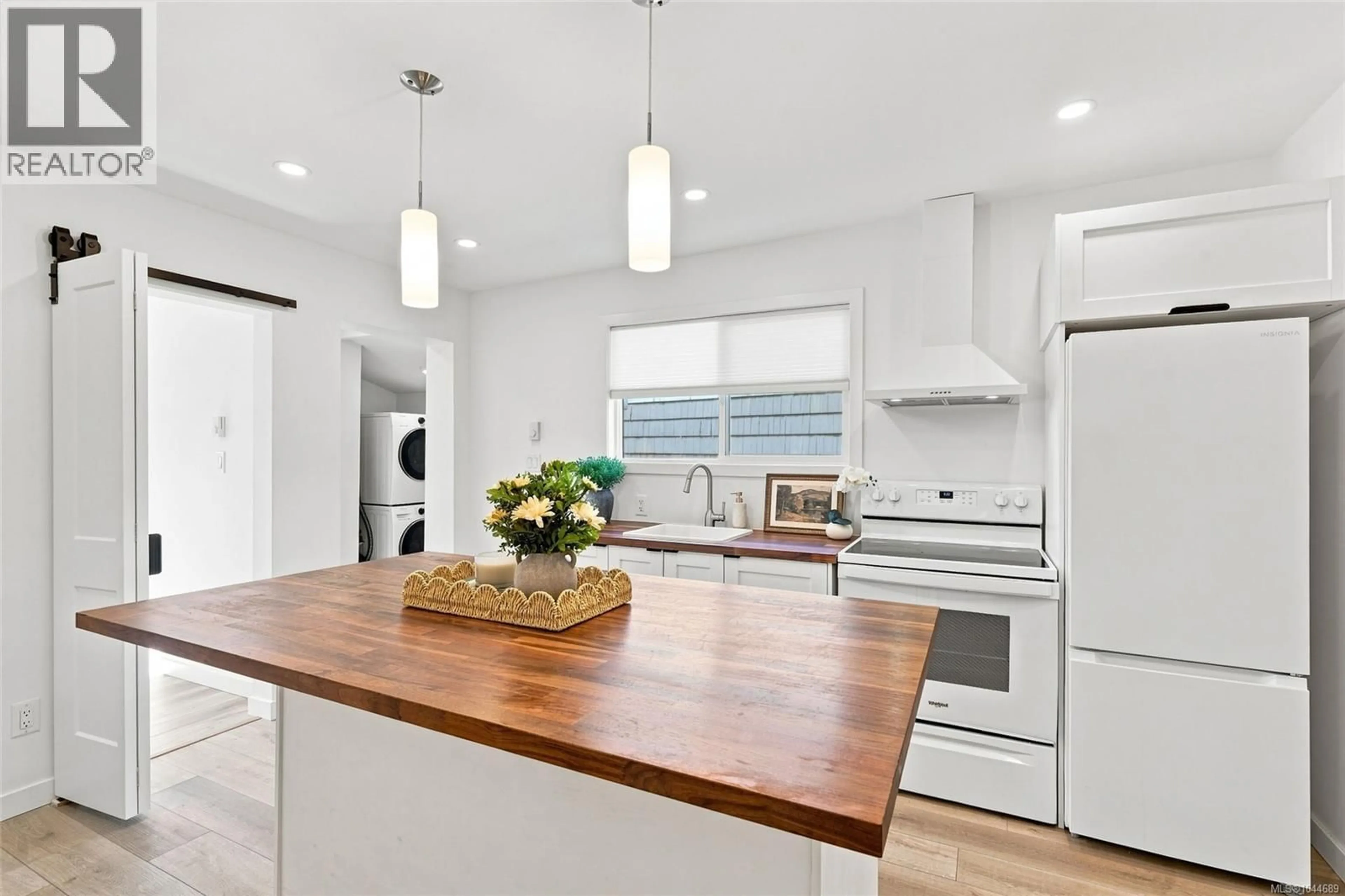 Open concept kitchen, unknown for 121 PINE STREET, Nanaimo British Columbia V9R2B4