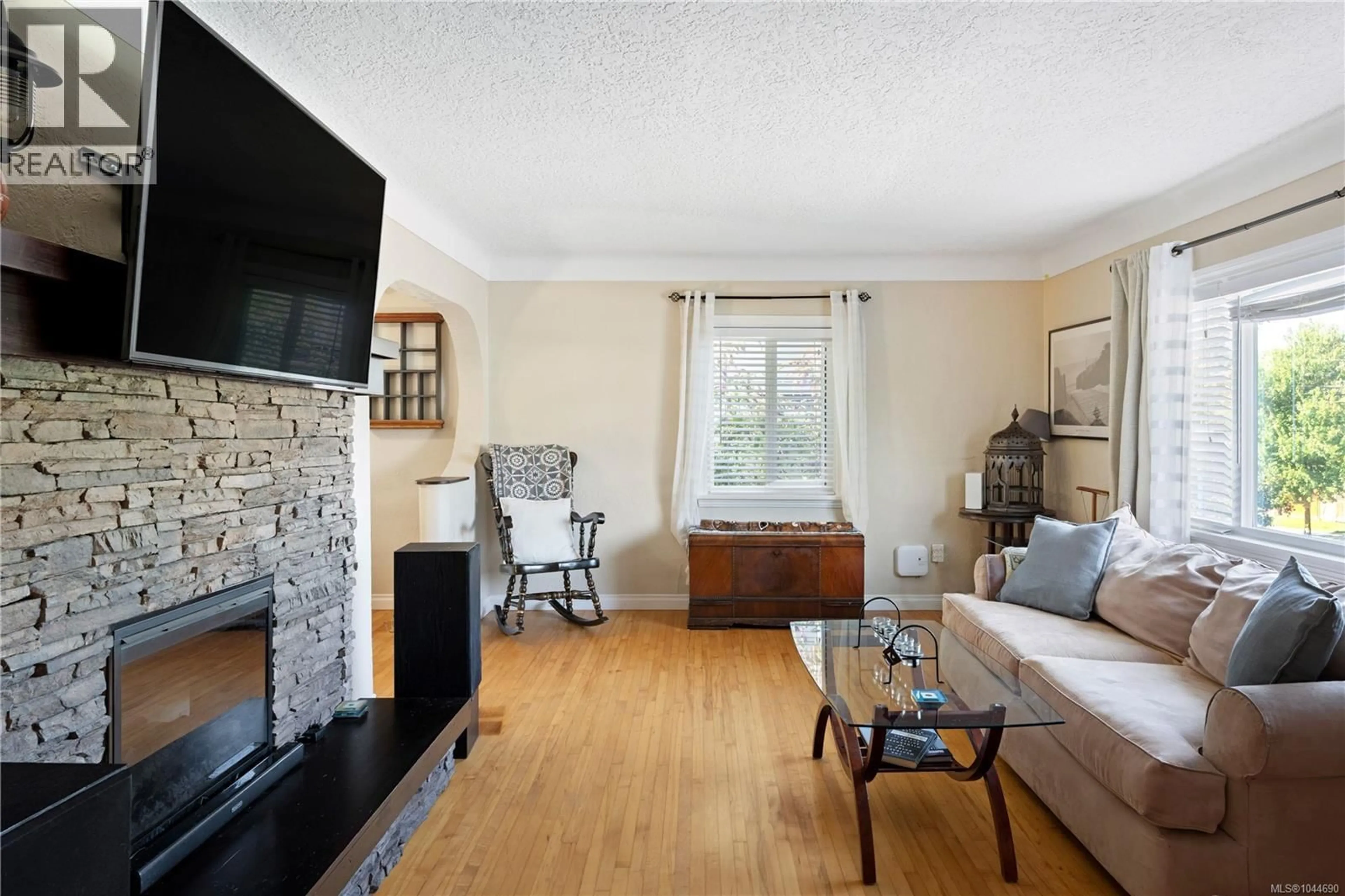 Living room with furniture, wood/laminate floor for 3354 VISION WAY, Langford British Columbia V9C0E4