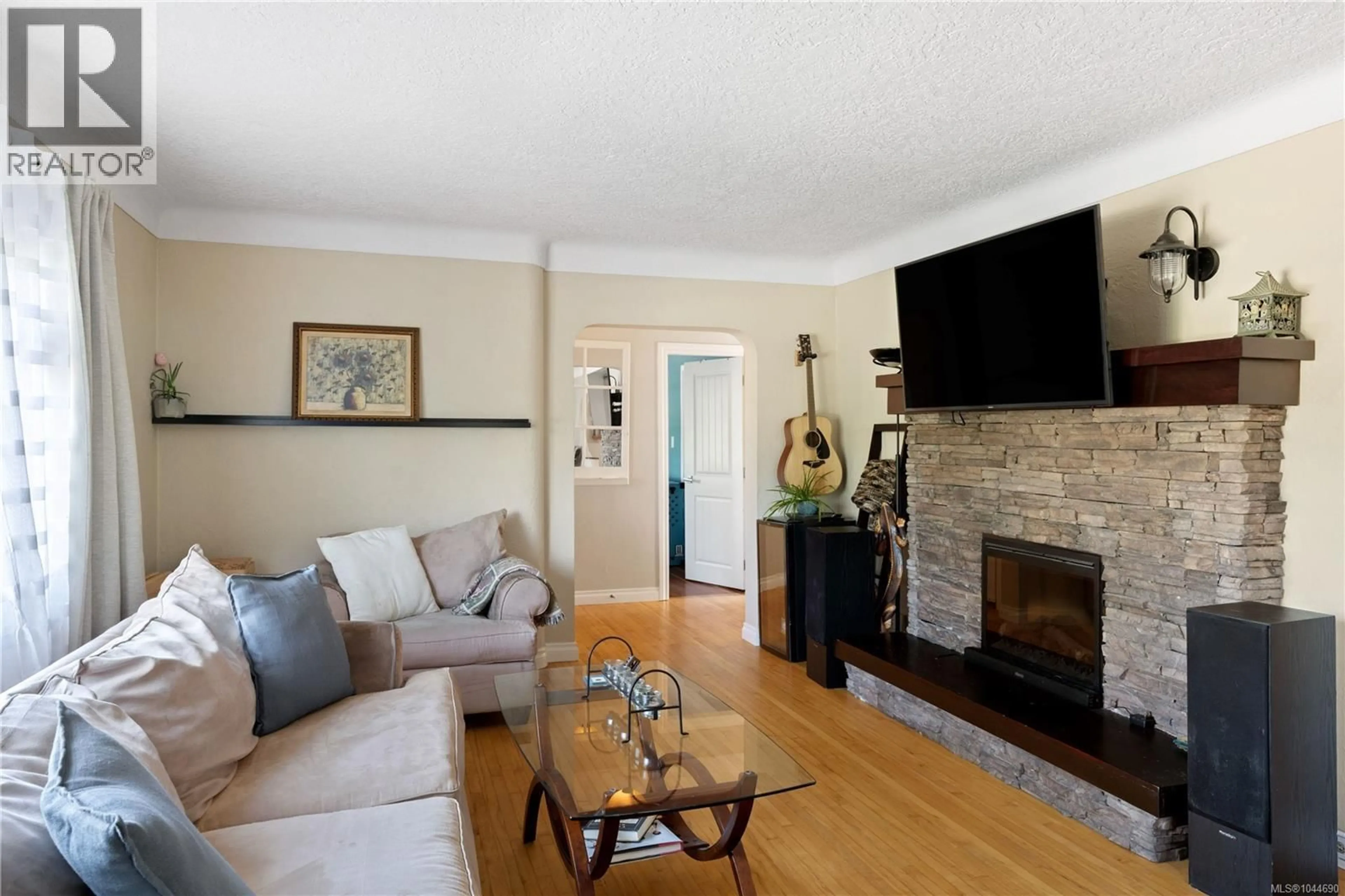Living room with furniture, wood/laminate floor for 3354 VISION WAY, Langford British Columbia V9C0E4