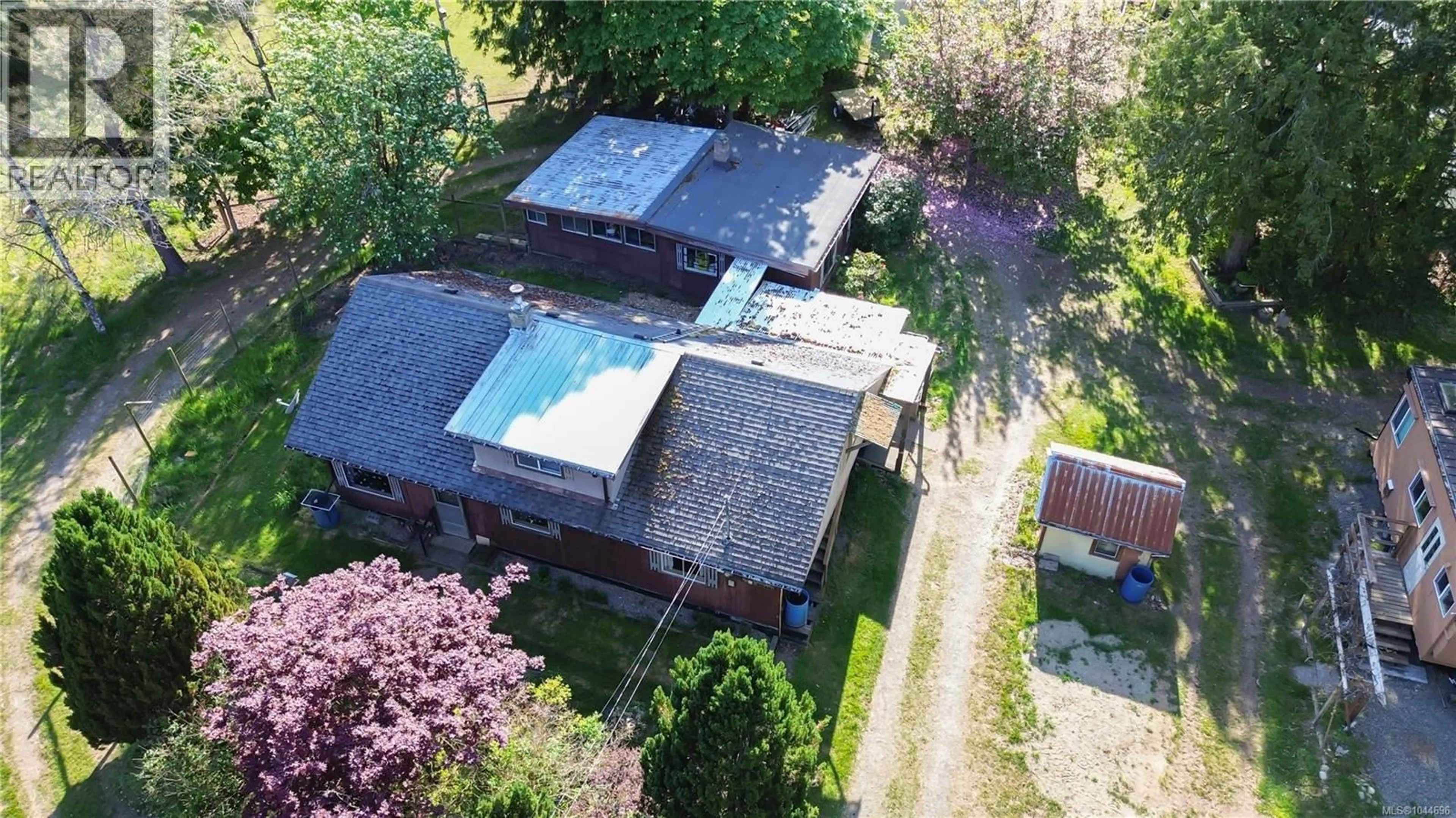 A pic from outside/outdoor area/front of a property/back of a property/a pic from drone, building for 1341 PRATT ROAD, Hilliers British Columbia V9K1W7