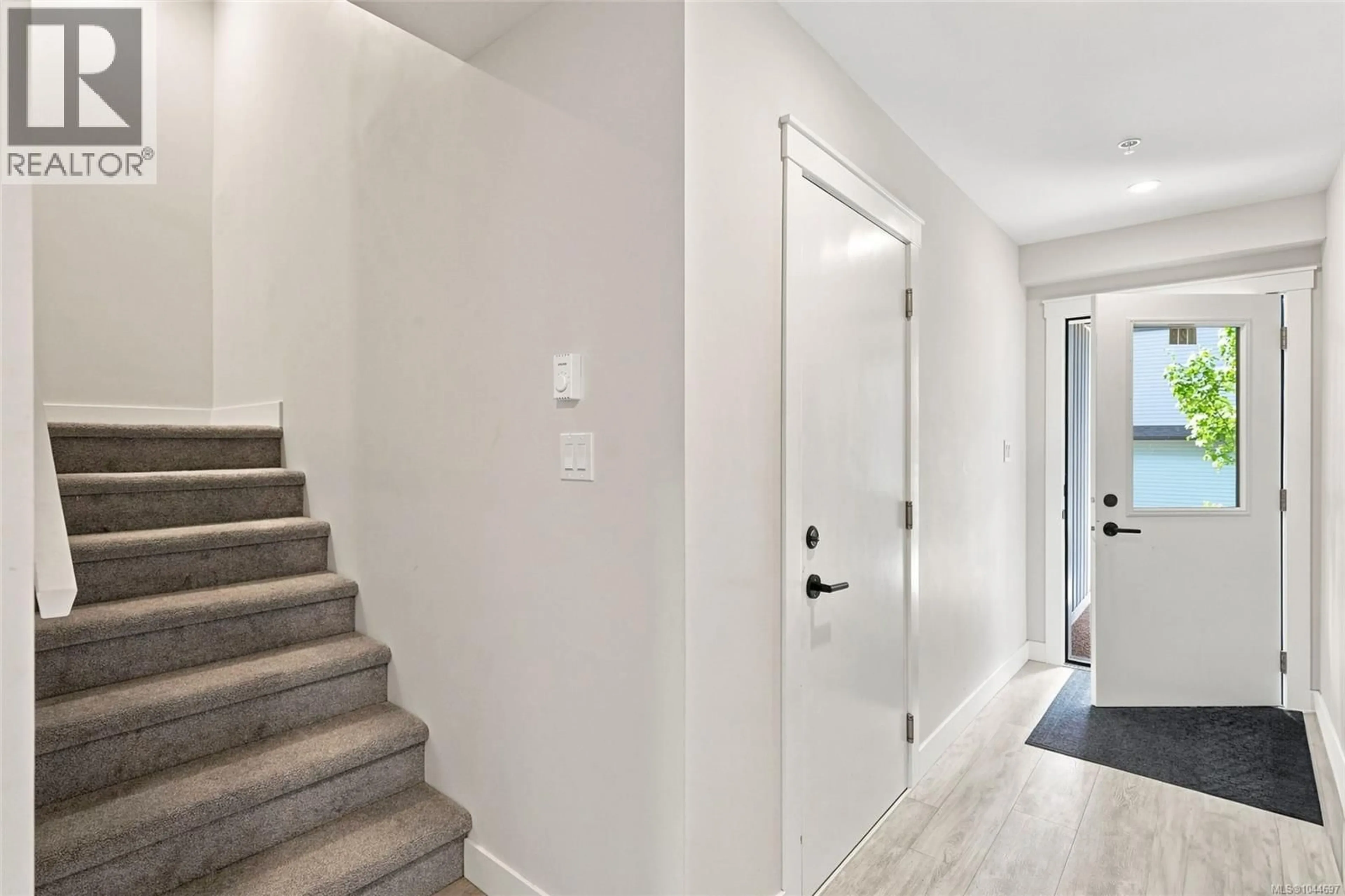 Indoor entryway for 129 - 600 NINTH STREET, Nanaimo British Columbia V9R0L4