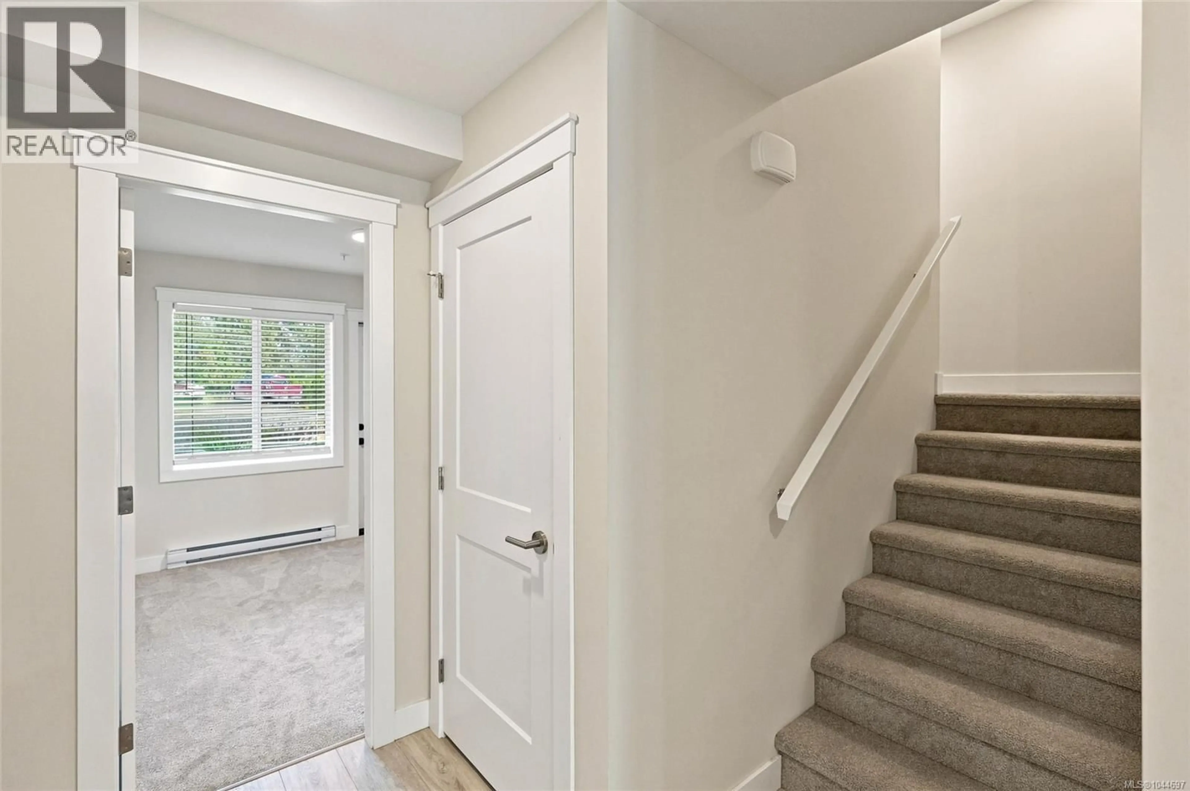 Indoor entryway for 129 - 600 NINTH STREET, Nanaimo British Columbia V9R0L4