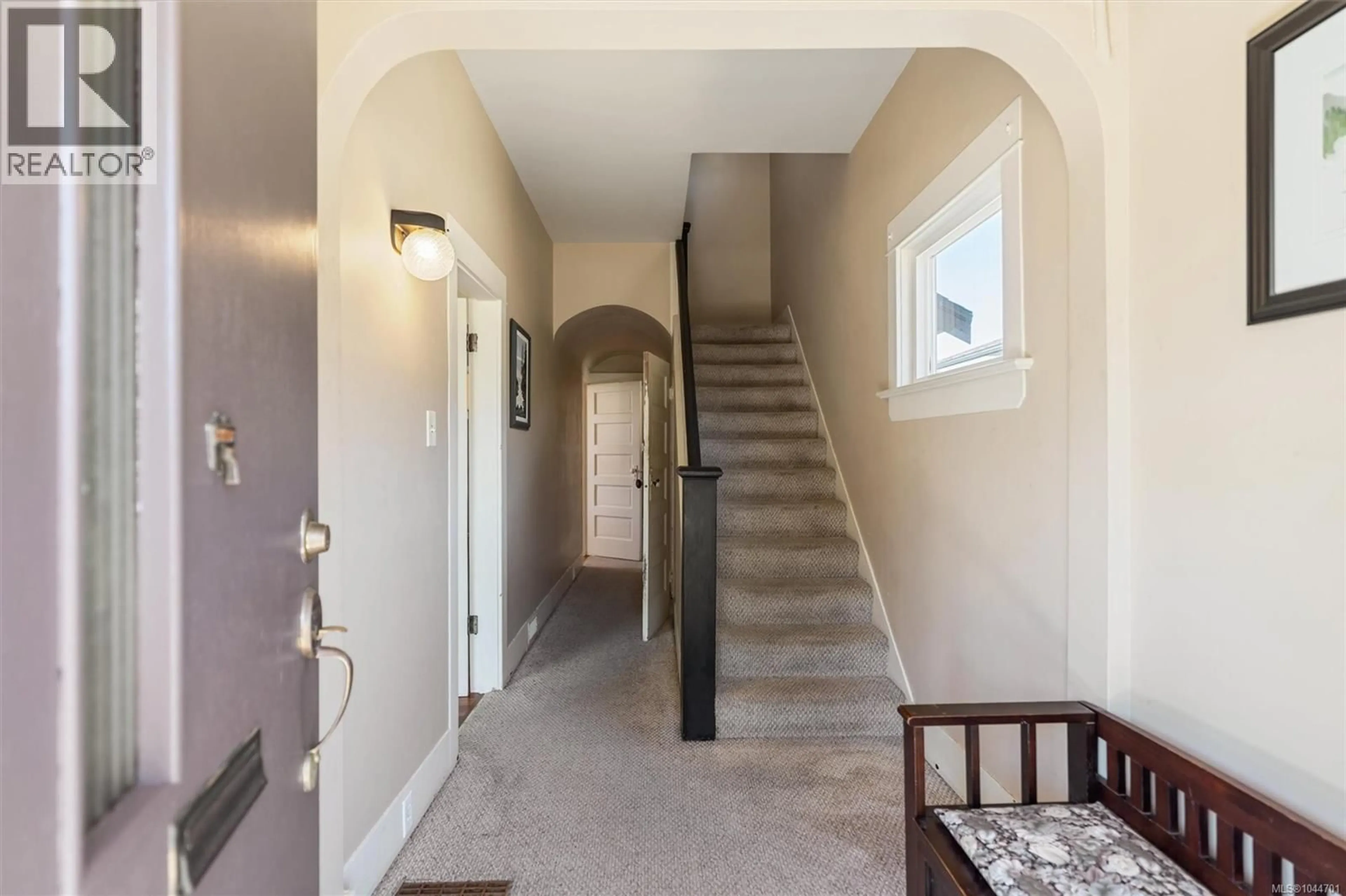 Indoor entryway for 1456 DENMAN STREET, Victoria British Columbia V8R1X6