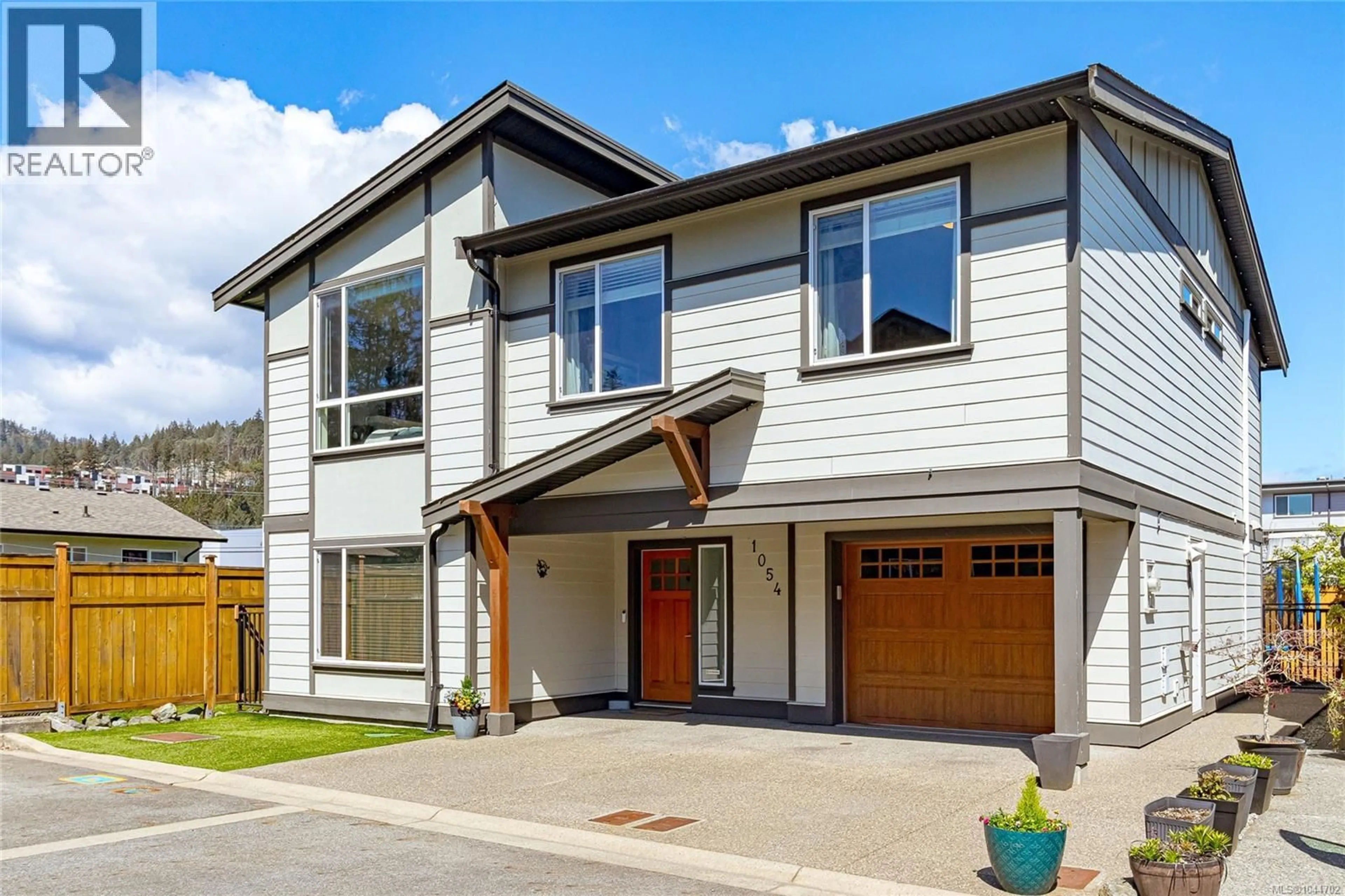 Home with vinyl exterior material, street for 1054 WHITNEY COURT, Langford British Columbia V9C0G9